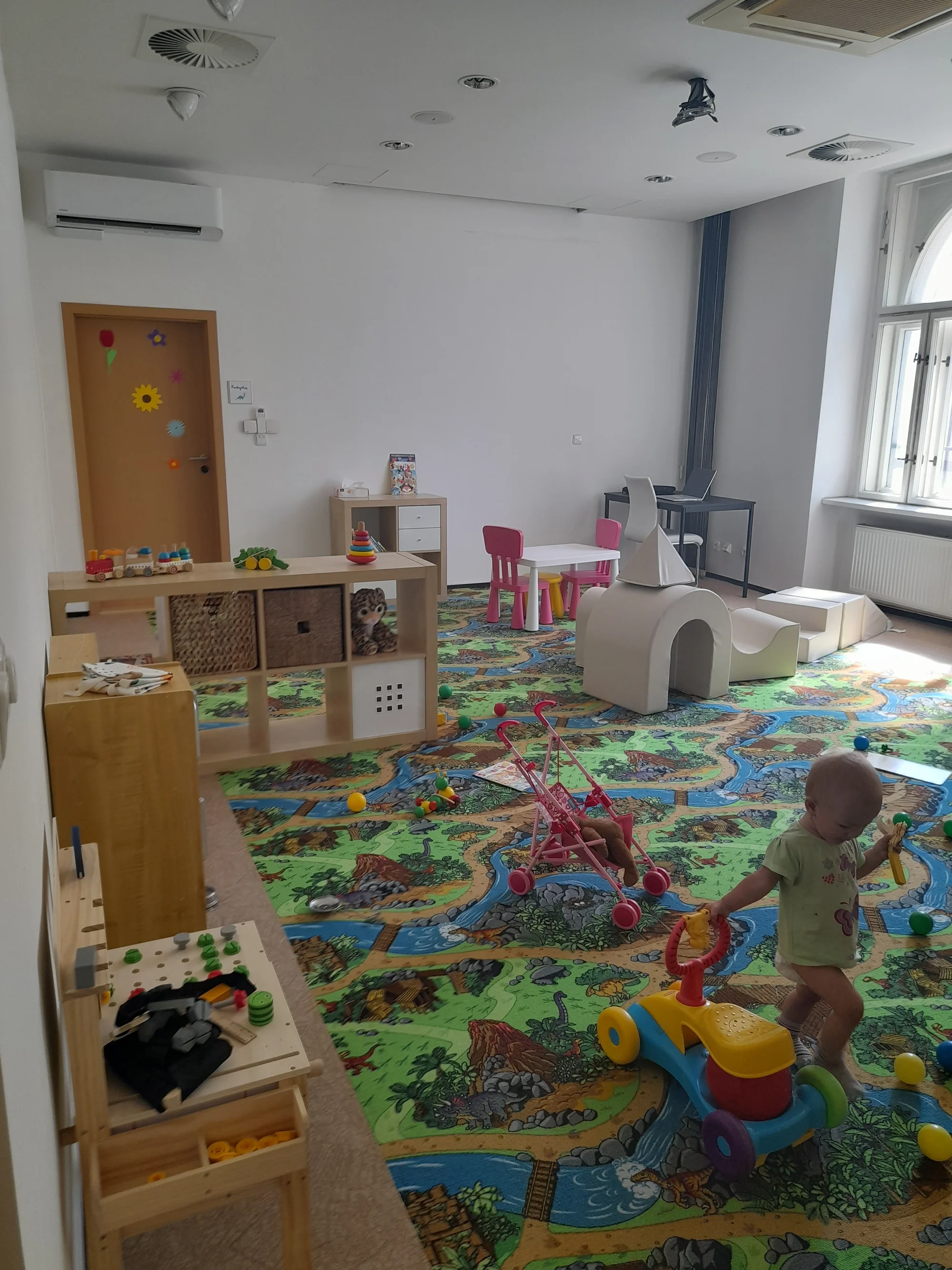 Dětský koutek v Holešovicích: hlídání vč. coworkingu, angličtina a cvičení pro nejmenší