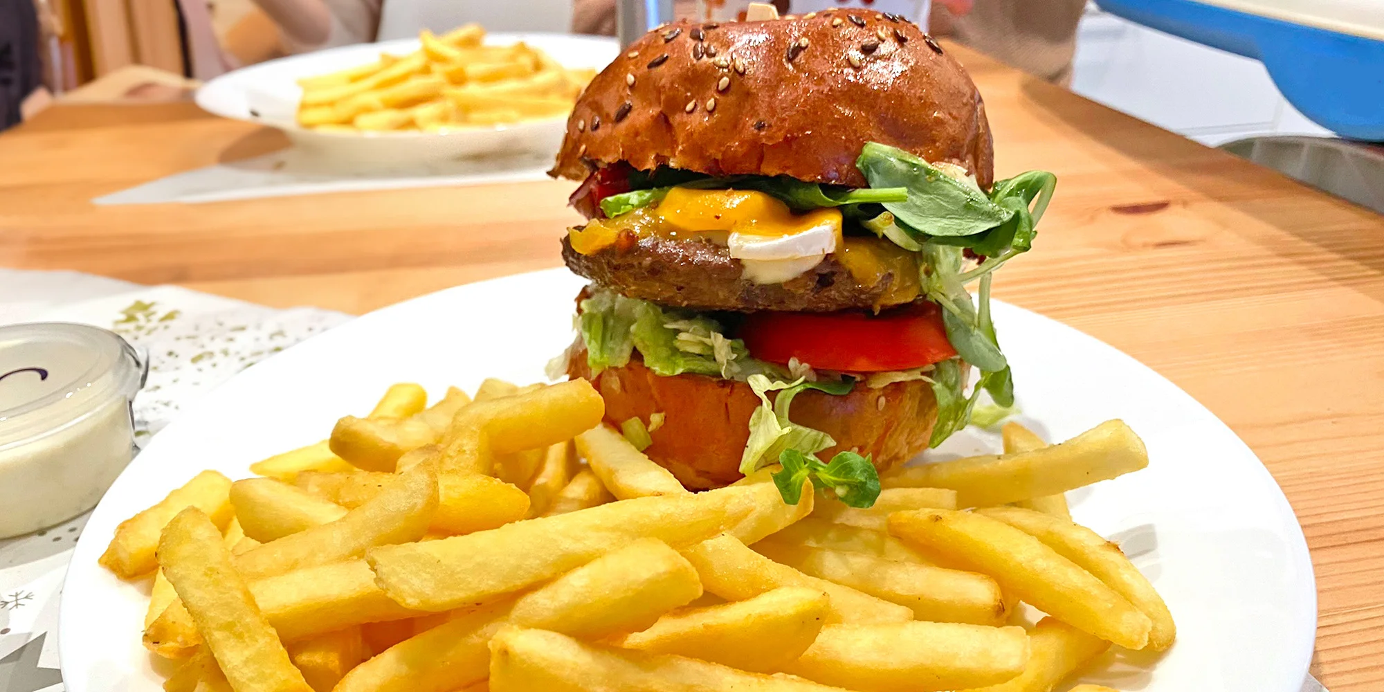 Burger menu: 100% hovězí z českého chovu, americká BBQ omáčka, hranolky i nápoj, 2 pobočky