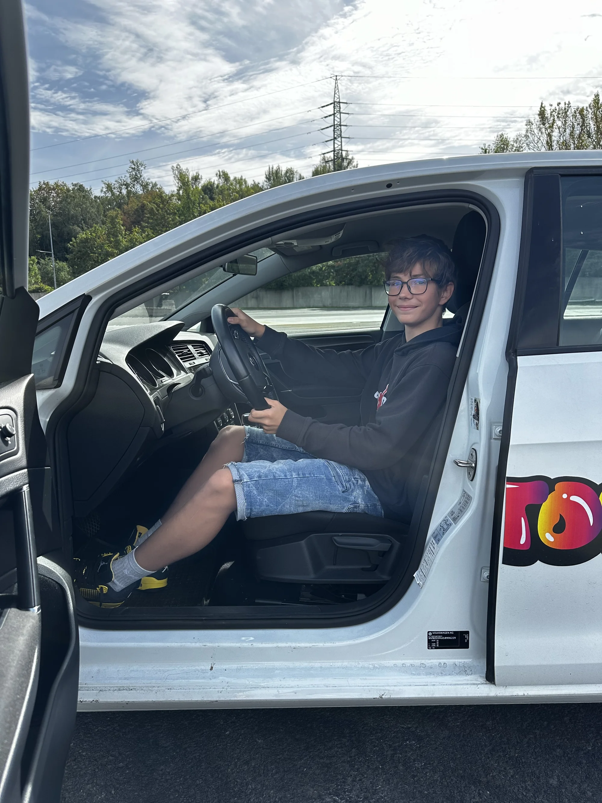 Dětská autoškola pro budoucí řidiče od 5 do 18 let: osobní či nákladní auto i bagrování
