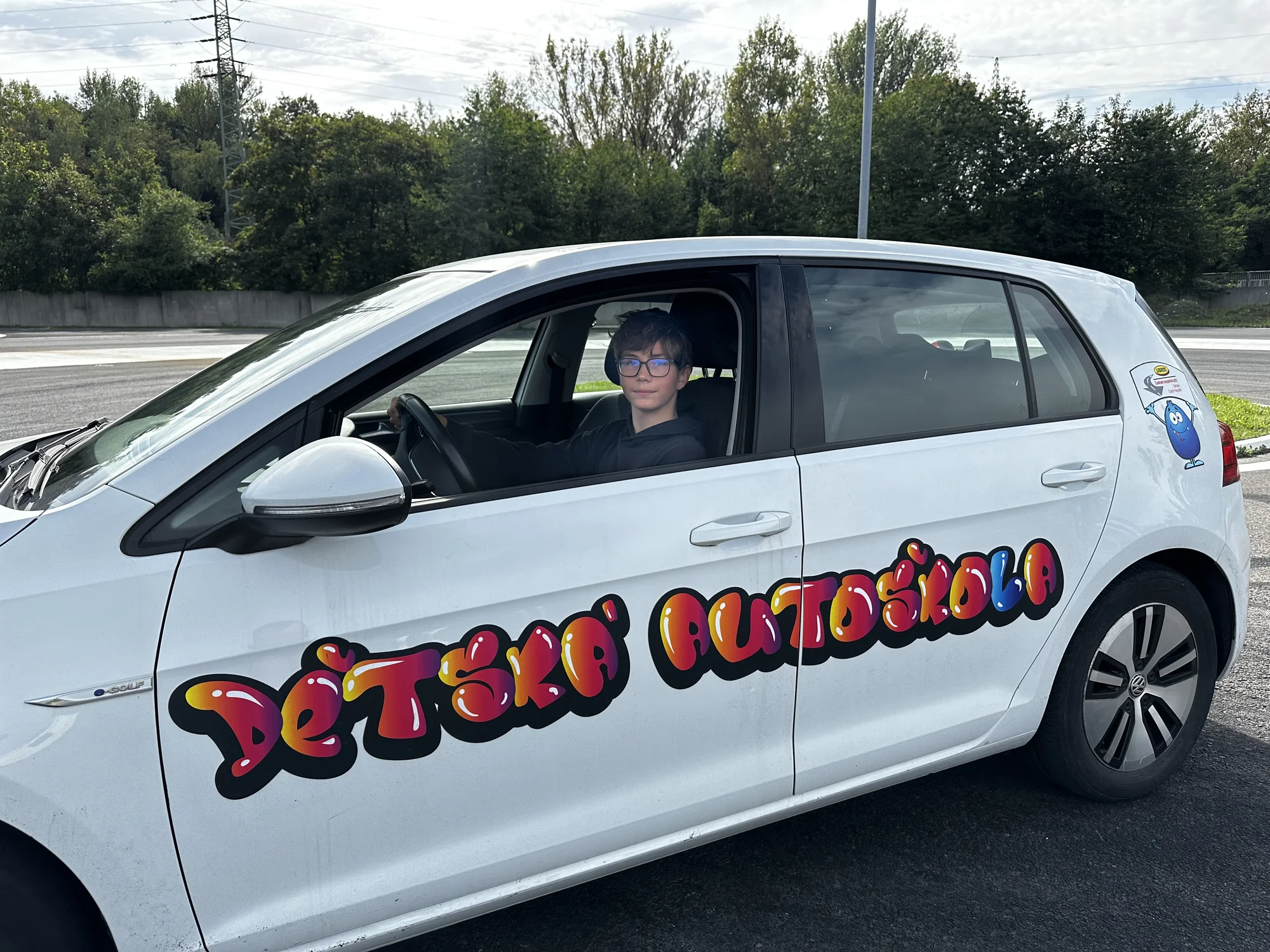 Dětská autoškola pro budoucí řidiče od 5 do 18 let: osobní či nákladní auto i bagrování