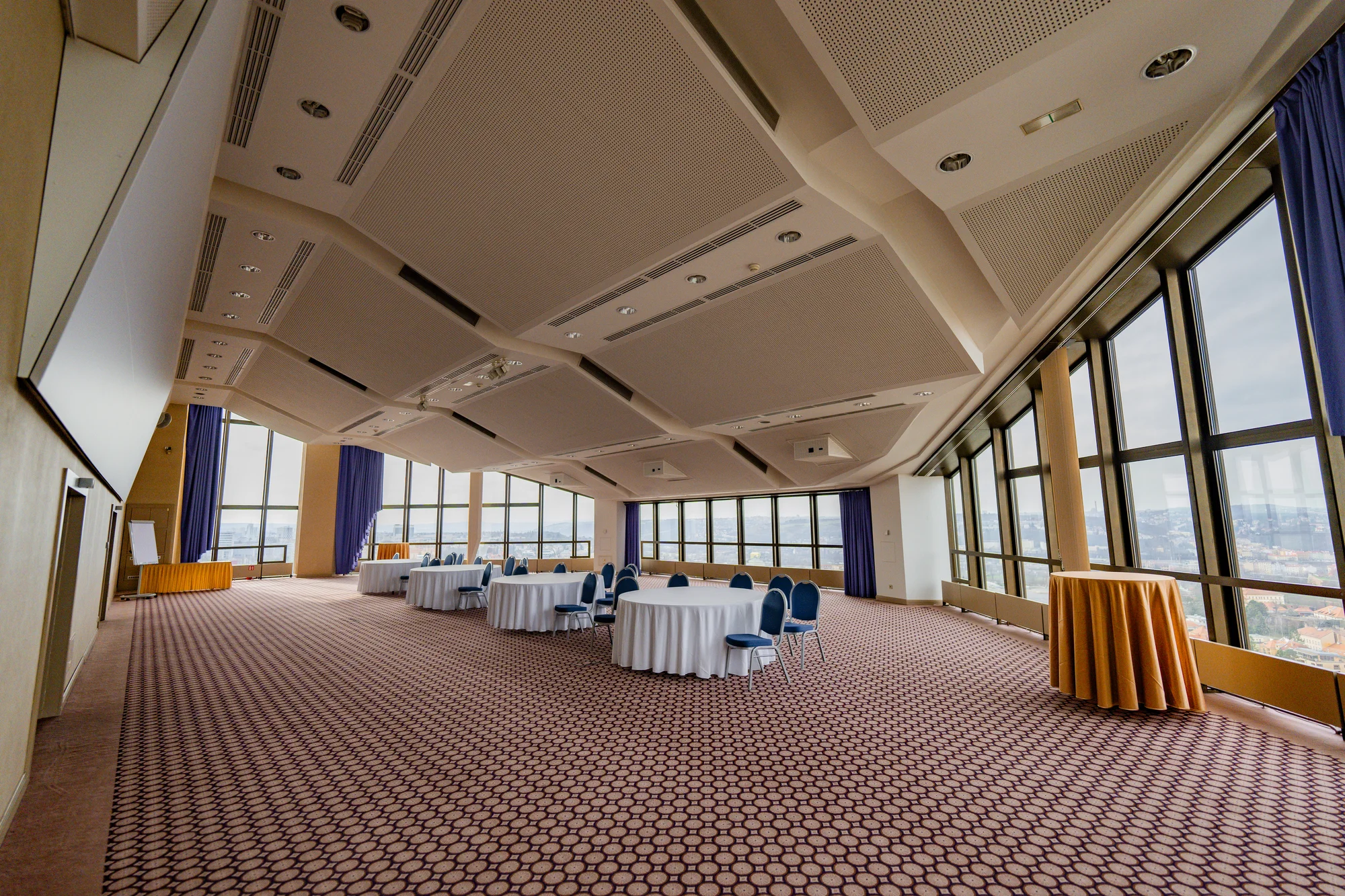 Grand Hotel Prague Towers***** s parádním výhledem: snídaně, parkování i wellness