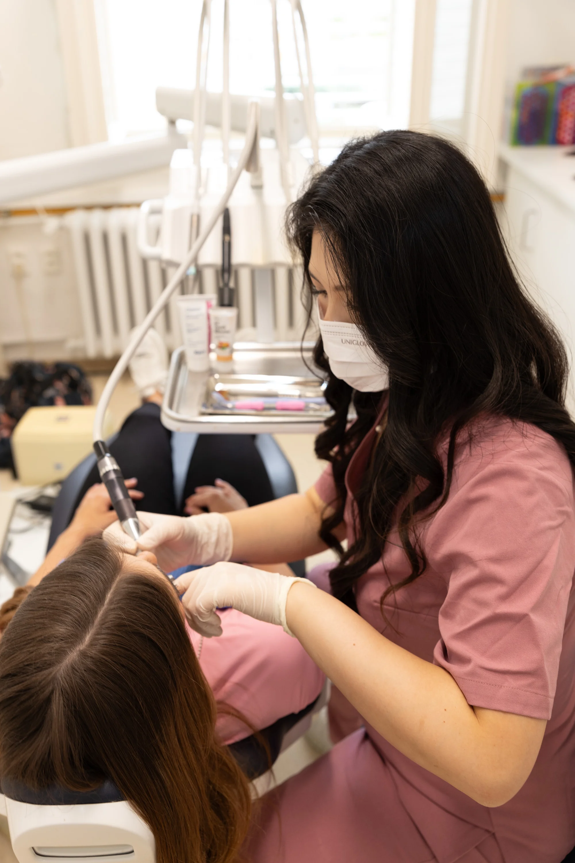 Zářivý úsměv a zdravé zuby: dentální hygiena včetně airflow i bělení zubů