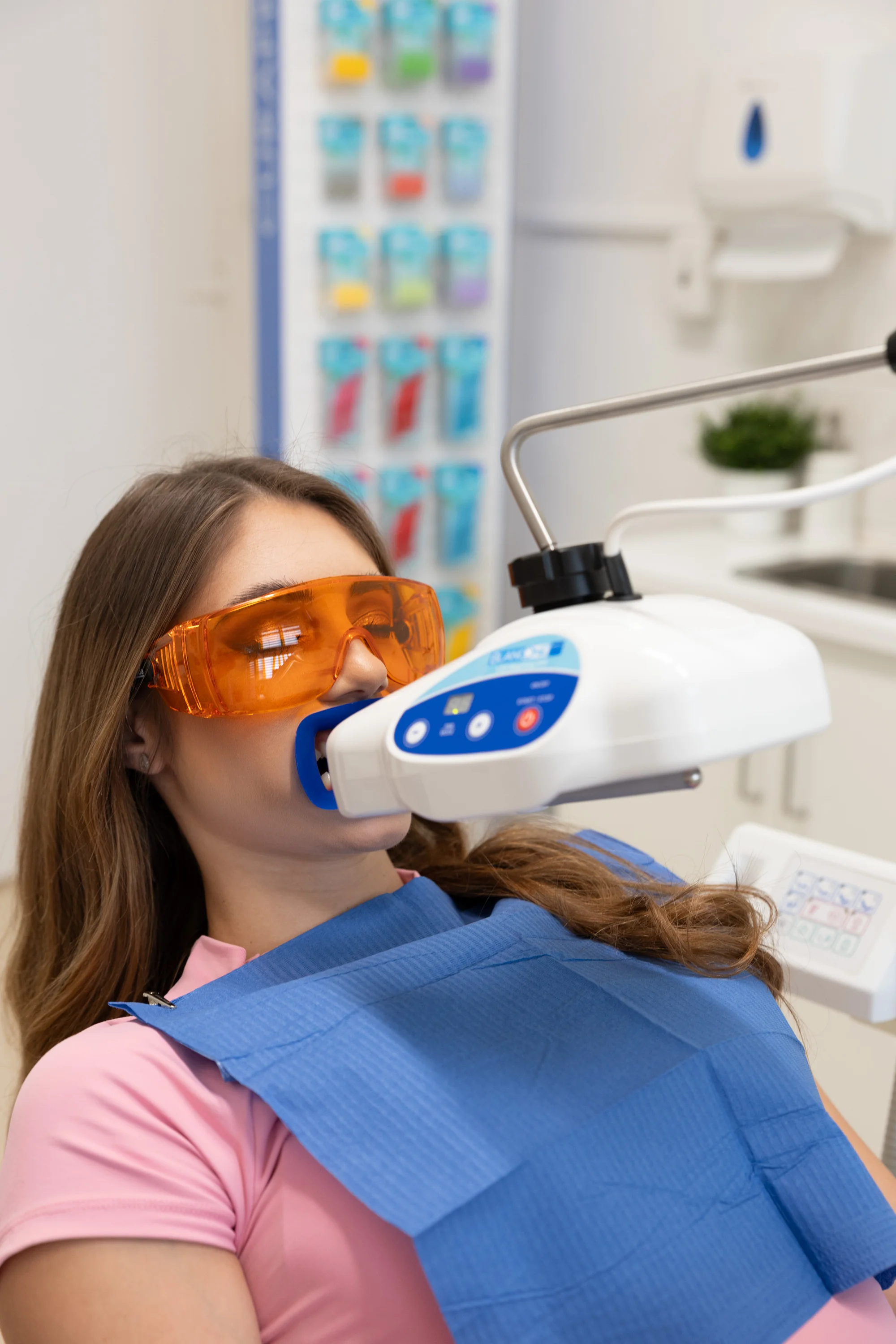Zářivý úsměv a zdravé zuby: dentální hygiena včetně airflow i bělení zubů