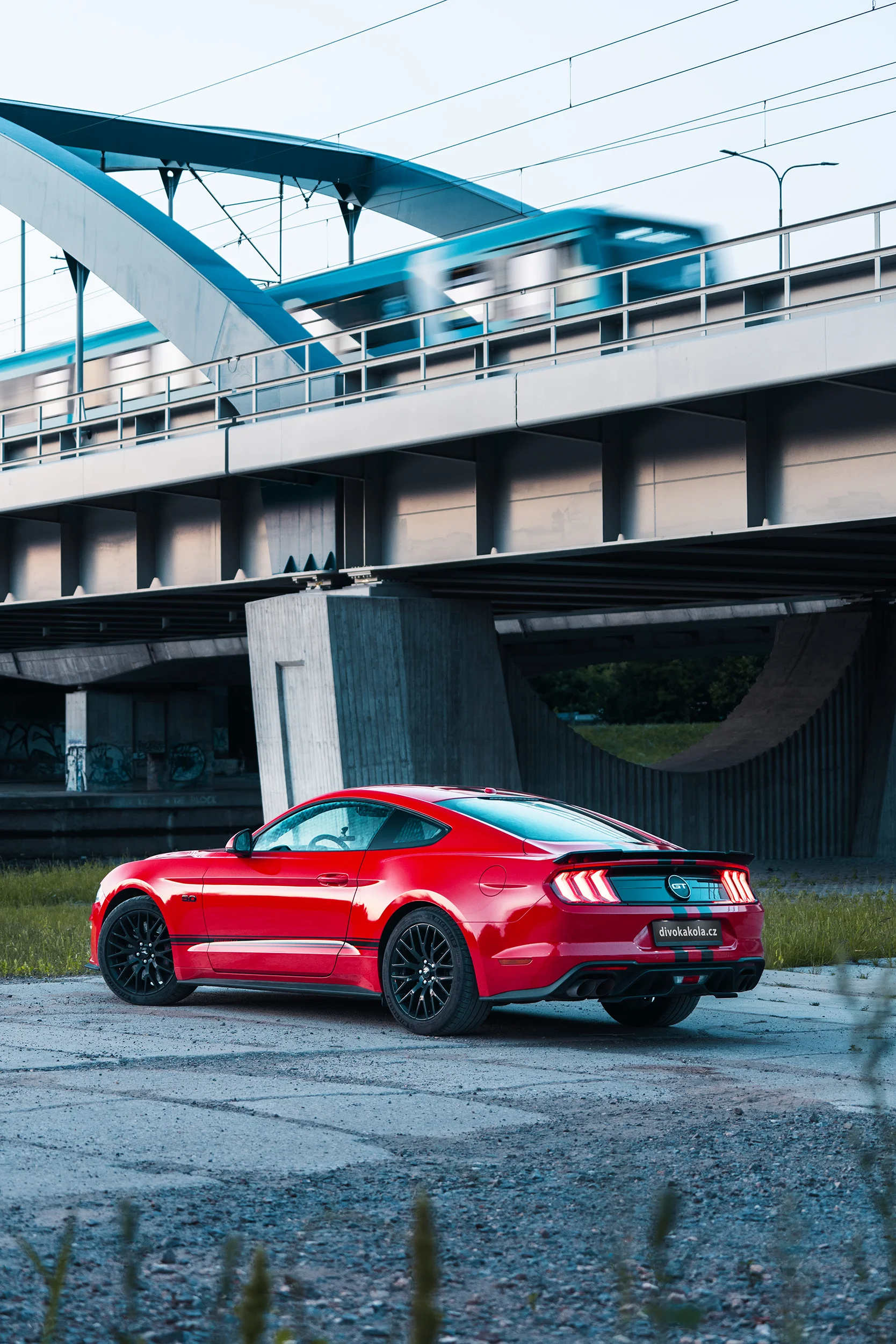 Nezapomenutelný zážitek: jízda nebo pronájem legendárního Fordu Mustang 5.0 V8 Coyote