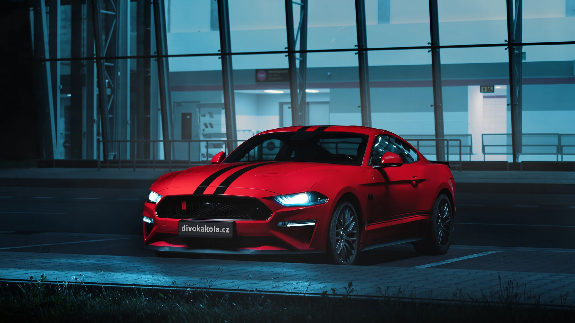 Nezapomenutelný zážitek: jízda nebo pronájem legendárního Fordu Mustang 5.0 V8 Coyote