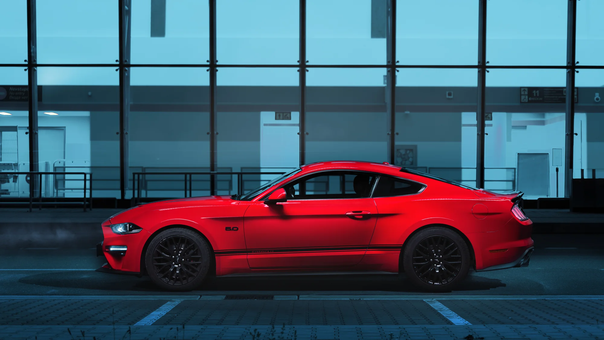 Nezapomenutelný zážitek: jízda nebo pronájem legendárního Fordu Mustang 5.0 V8 Coyote