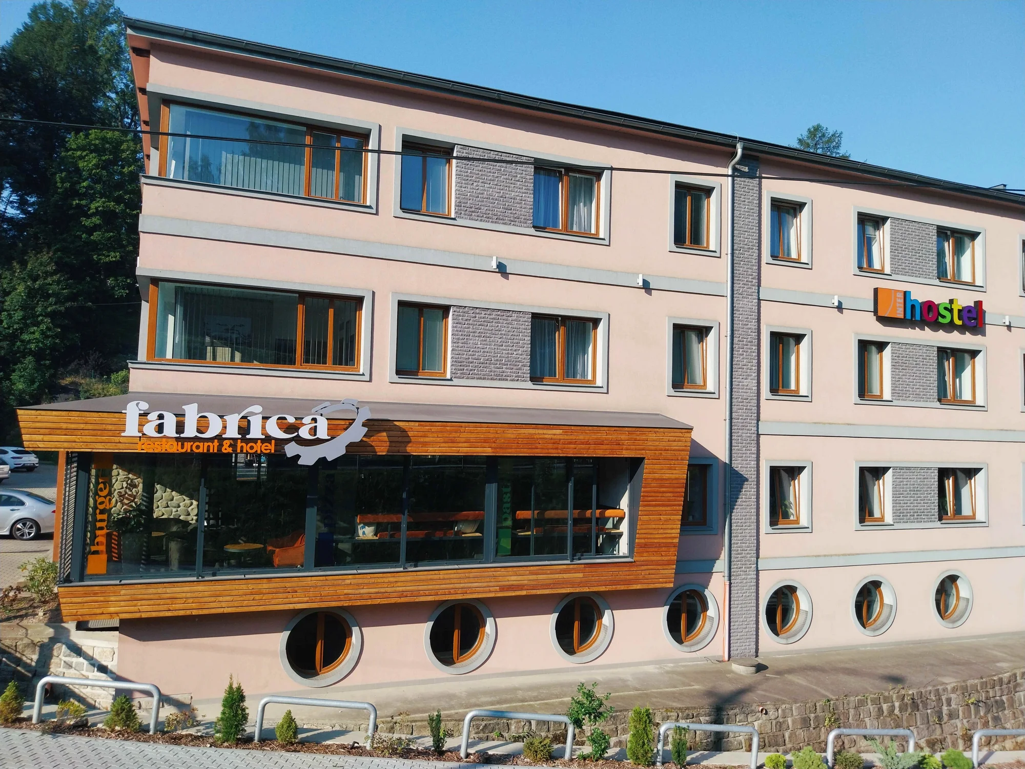 Do zoo i na Ještěd: pobyt v hotelu a hostelu se snídaní v klidné části Liberce