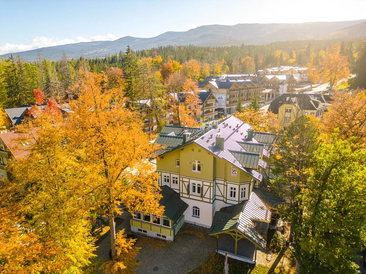 Adult only apartmány ve Sklářské Porubě: historický hotel se zahradou, wellness, snídaně i kinosál