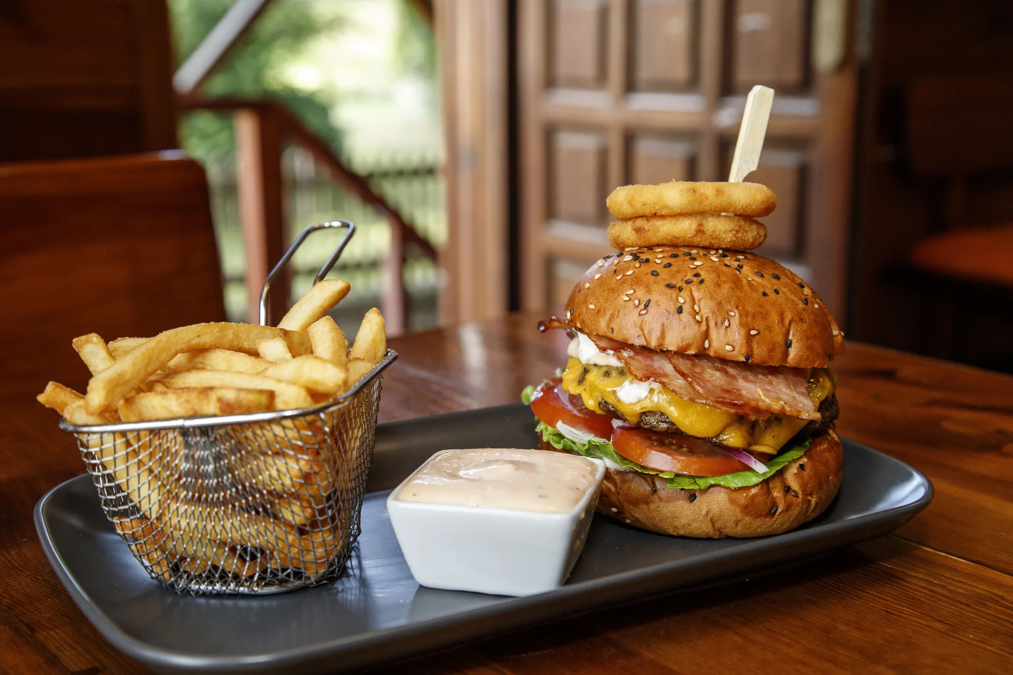 Burger podle výběru z 8 druhů: hovězí nebo kuřecí maso, zeleninový řízeček i halloumi, hranolky a dip