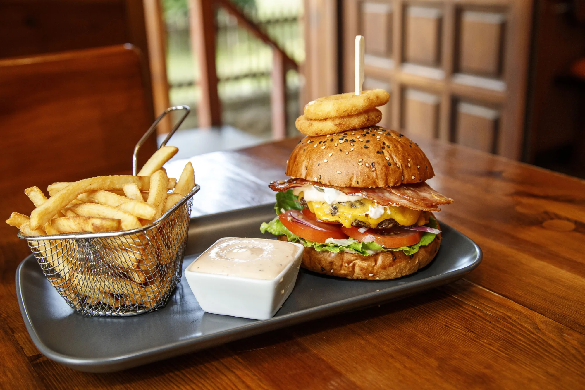 Burger podle výběru z 8 druhů: hovězí nebo kuřecí maso, zeleninový řízeček i halloumi, hranolky a dip