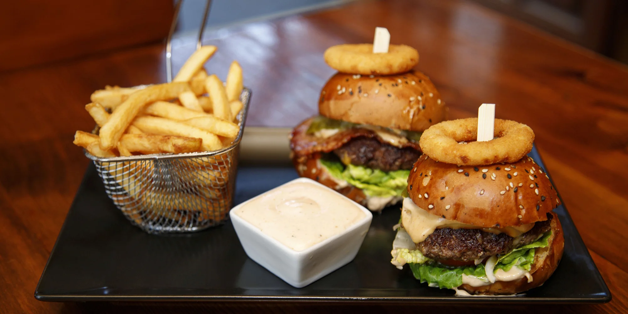 Až 6 mini burgerů, malé hranolky a dip podle výběru v Burger Grill pubu