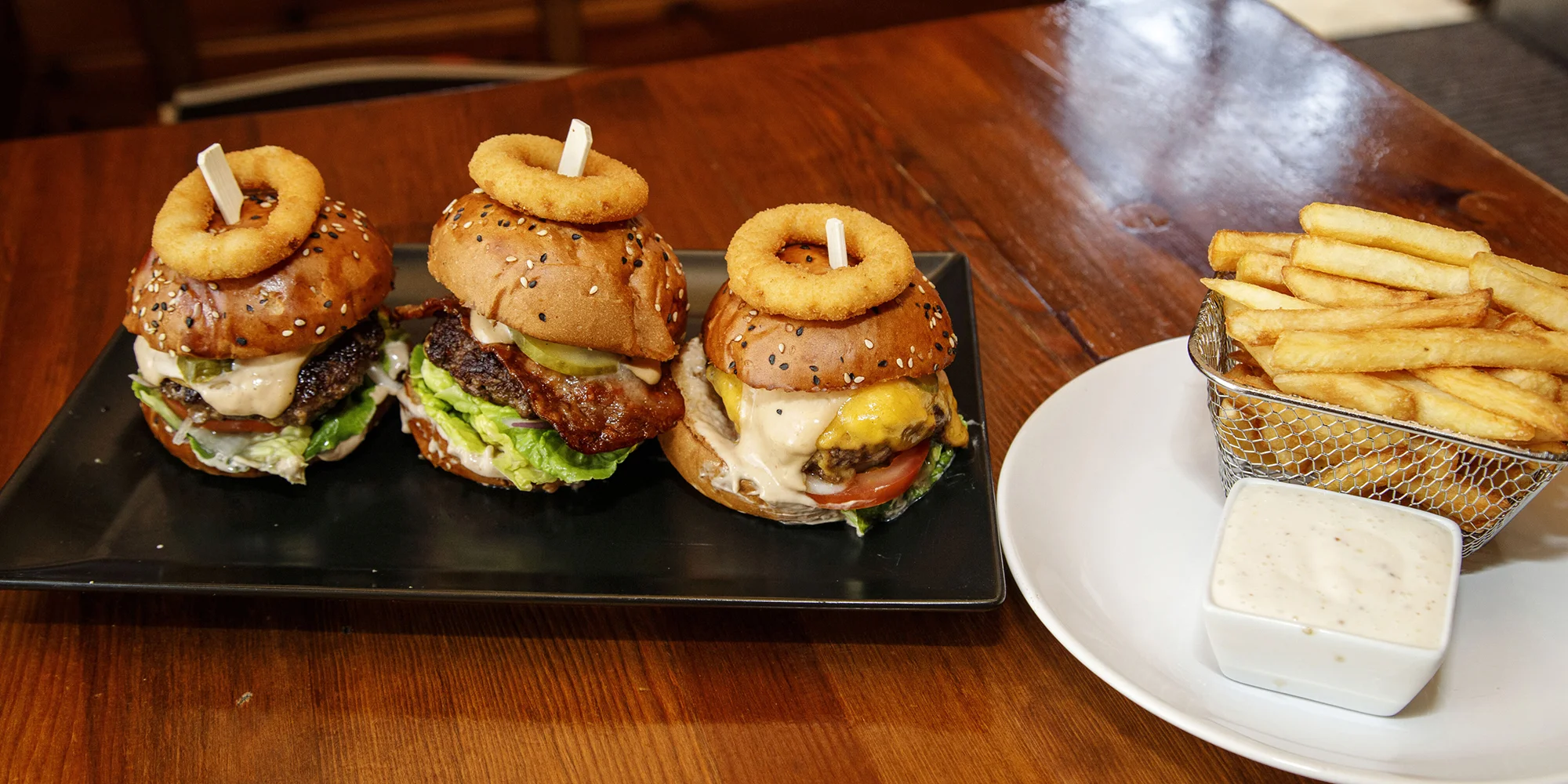 Až 6 mini burgerů, malé hranolky a dip podle výběru v Burger Grill pubu