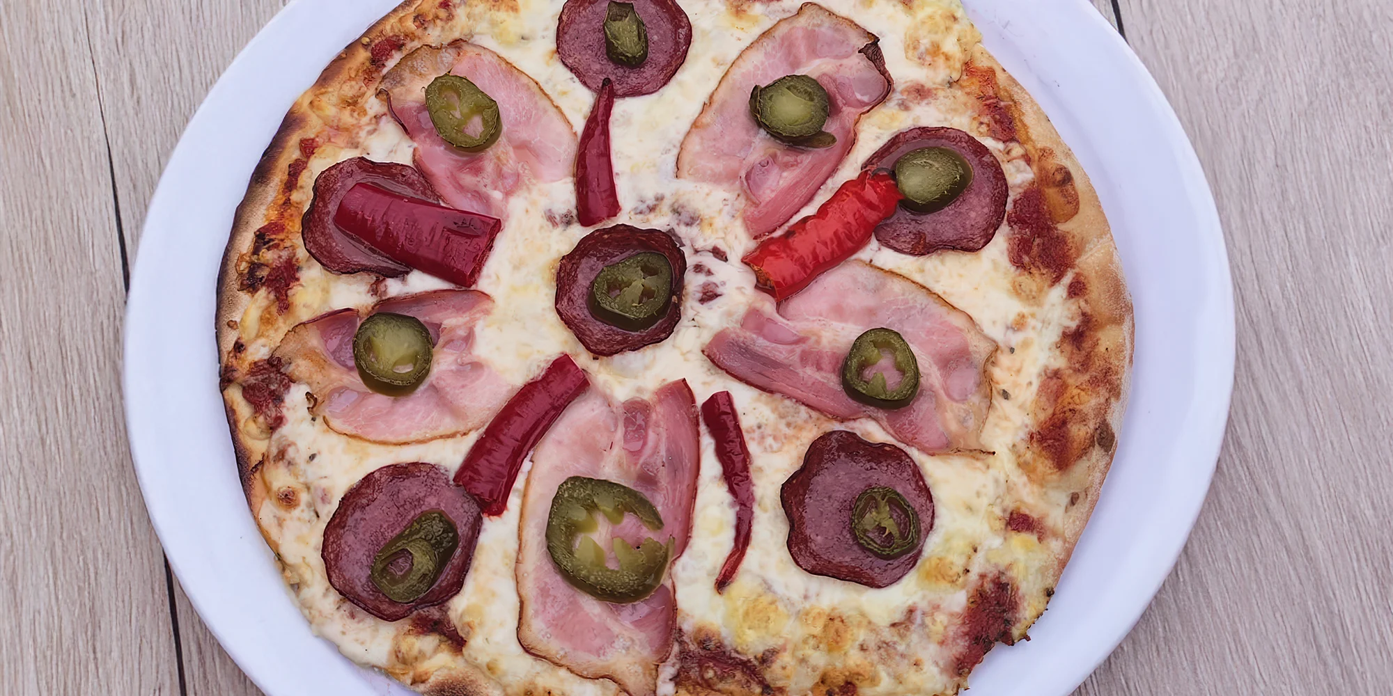Maxi pizza o průměru 60 cm: sýrová, se šunkou nebo slaninová s kozími rohy