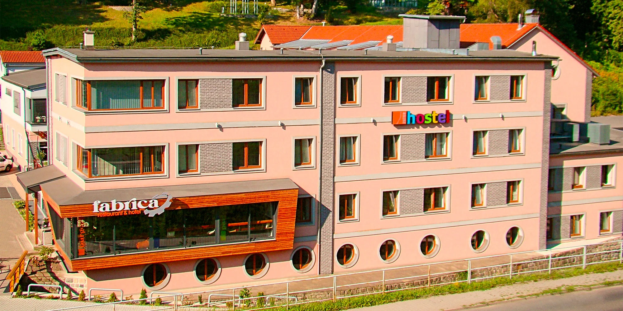 Do zoo i na Ještěd: pobyt v hotelu a hostelu se snídaní v klidné části Liberce