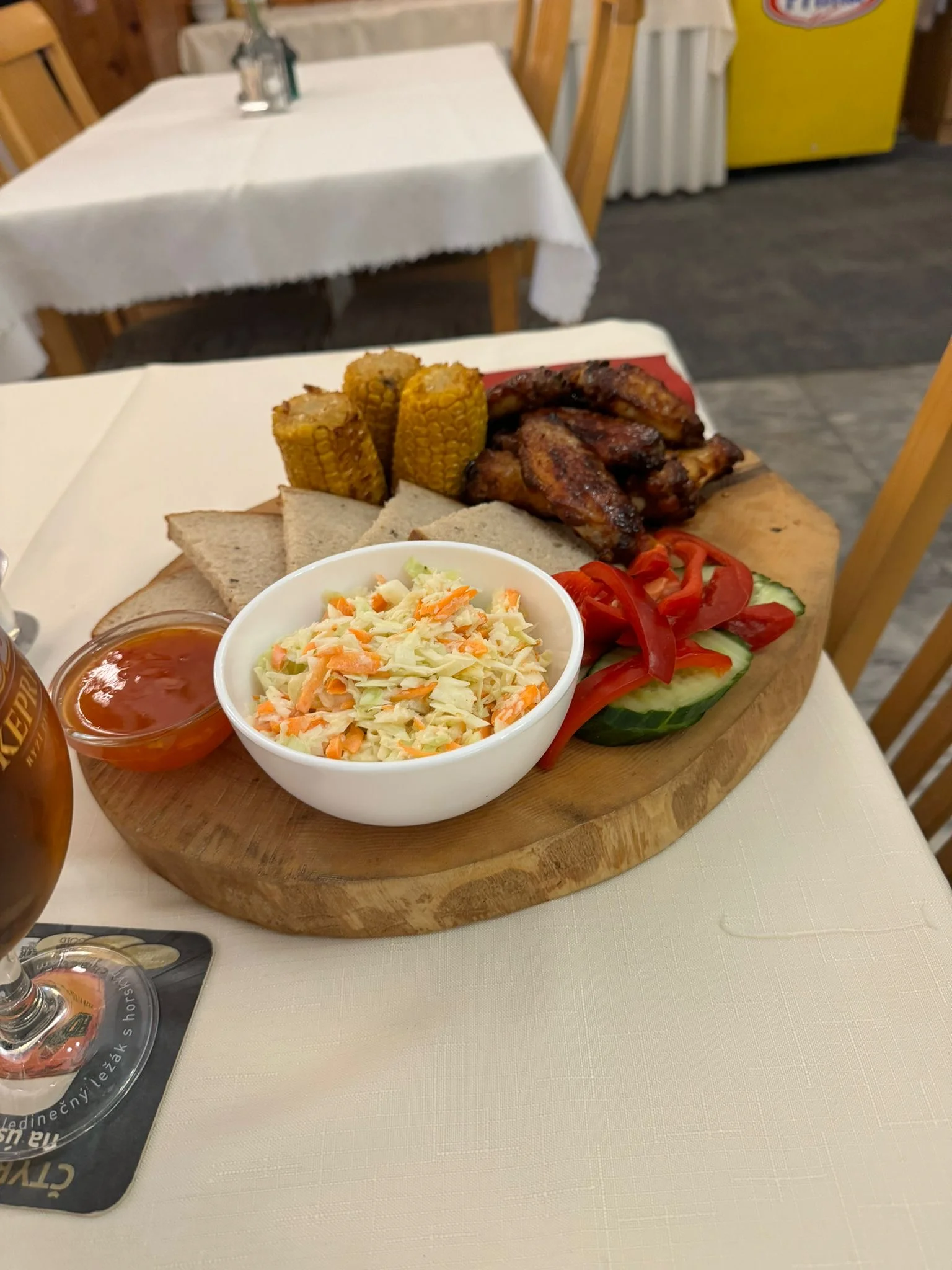 12 kuřecích křídel se salátem coleslaw, pečivem i grilovanou kukuřicí