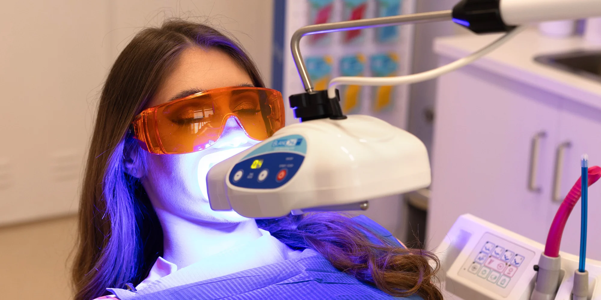 Zářivý úsměv a zdravé zuby: dentální hygiena včetně airflow i bělení zubů