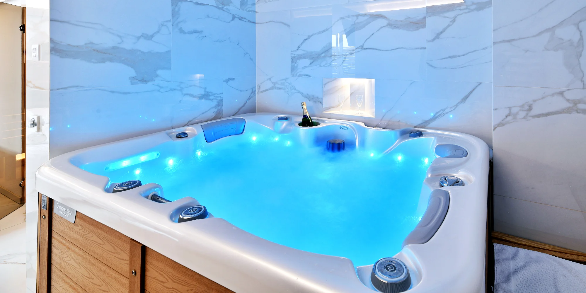 Privátní wellness na hodinu i celou noc: finská sauna, vířivá vana, ochlazovací vědro i s Bohemia Sektem