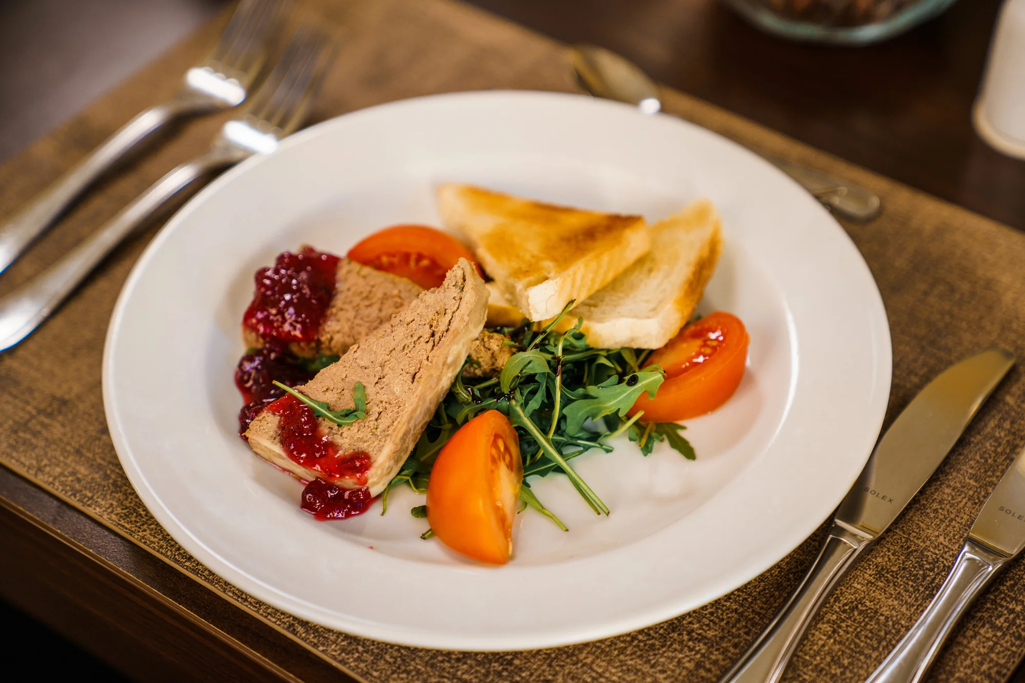 Tříchodové menu pro 2 osoby: domácí paštika, panenka a kuřecí prso i sladký dezert