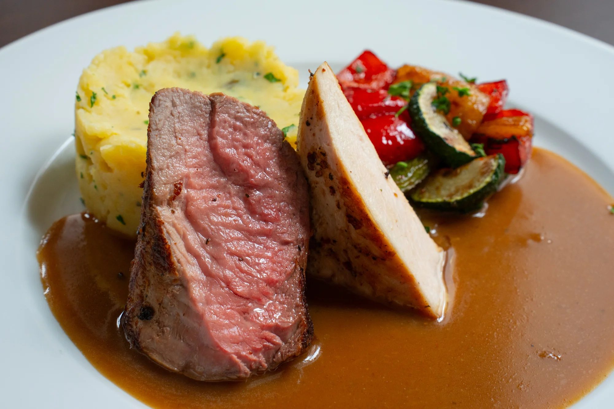 Tříchodové menu pro 2 osoby: domácí paštika, panenka a kuřecí prso i sladký dezert