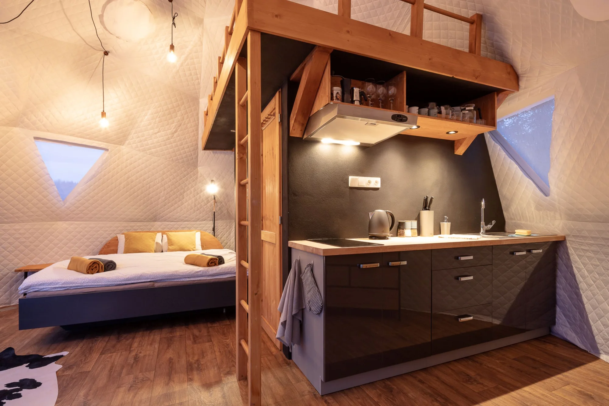 Krásný glampingový stan ve Vrchlabí až pro 4 osoby: terasa a privátní wellness