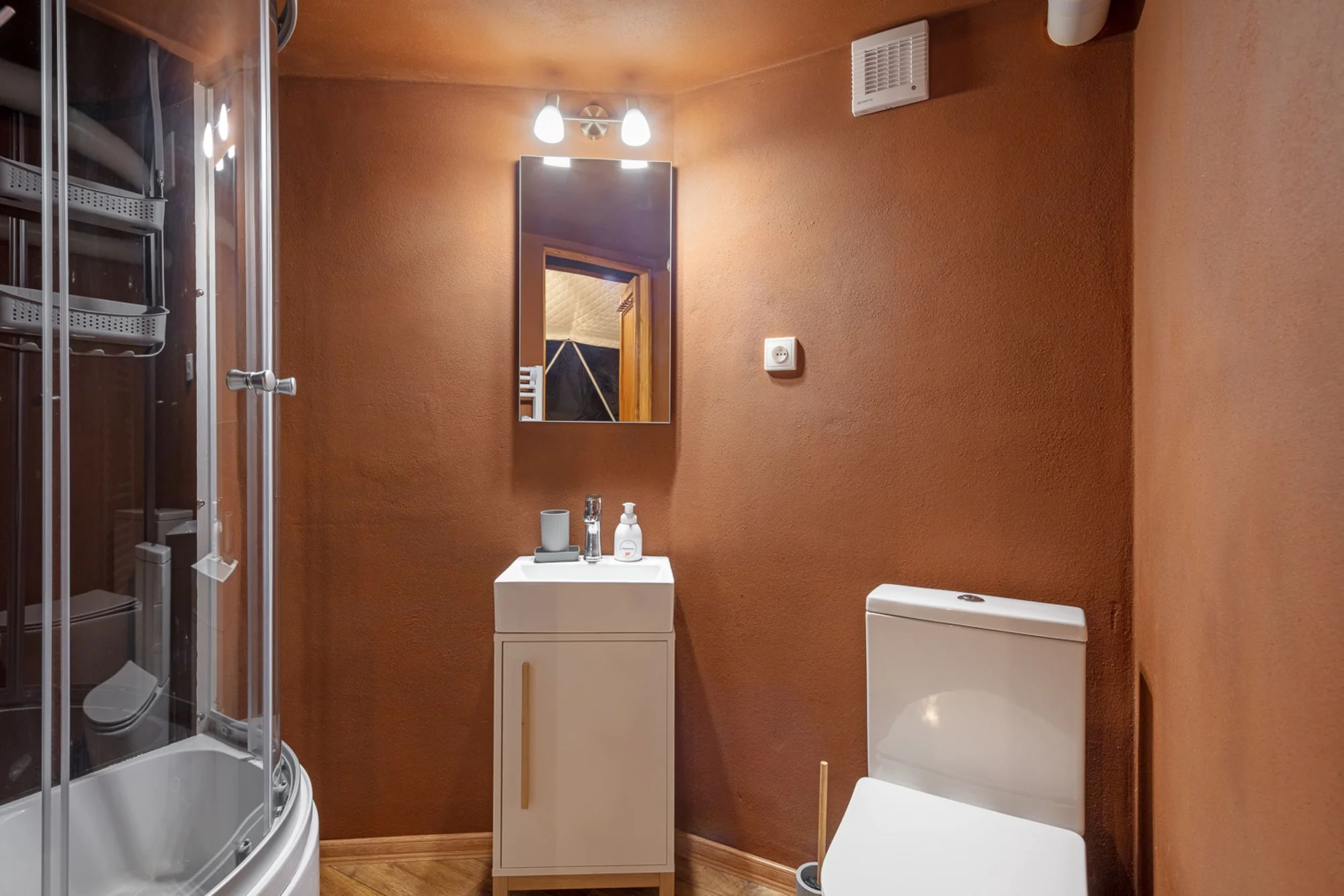 Krásný glampingový stan ve Vrchlabí až pro 4 osoby: terasa a privátní wellness