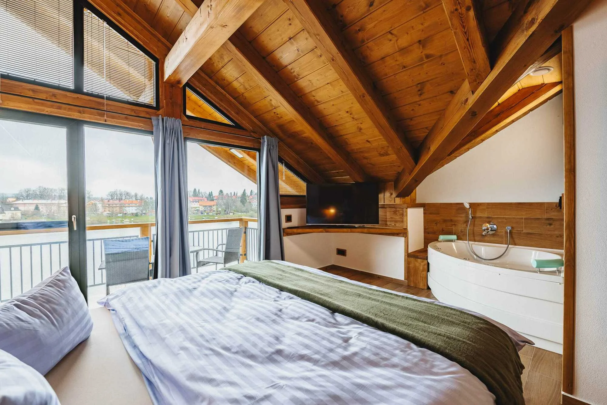 Nádherné apartmány na břehu Lipna: ubytování až pro 6 osob, na podzim wellness, soukromá pláž a slevy na aktivity