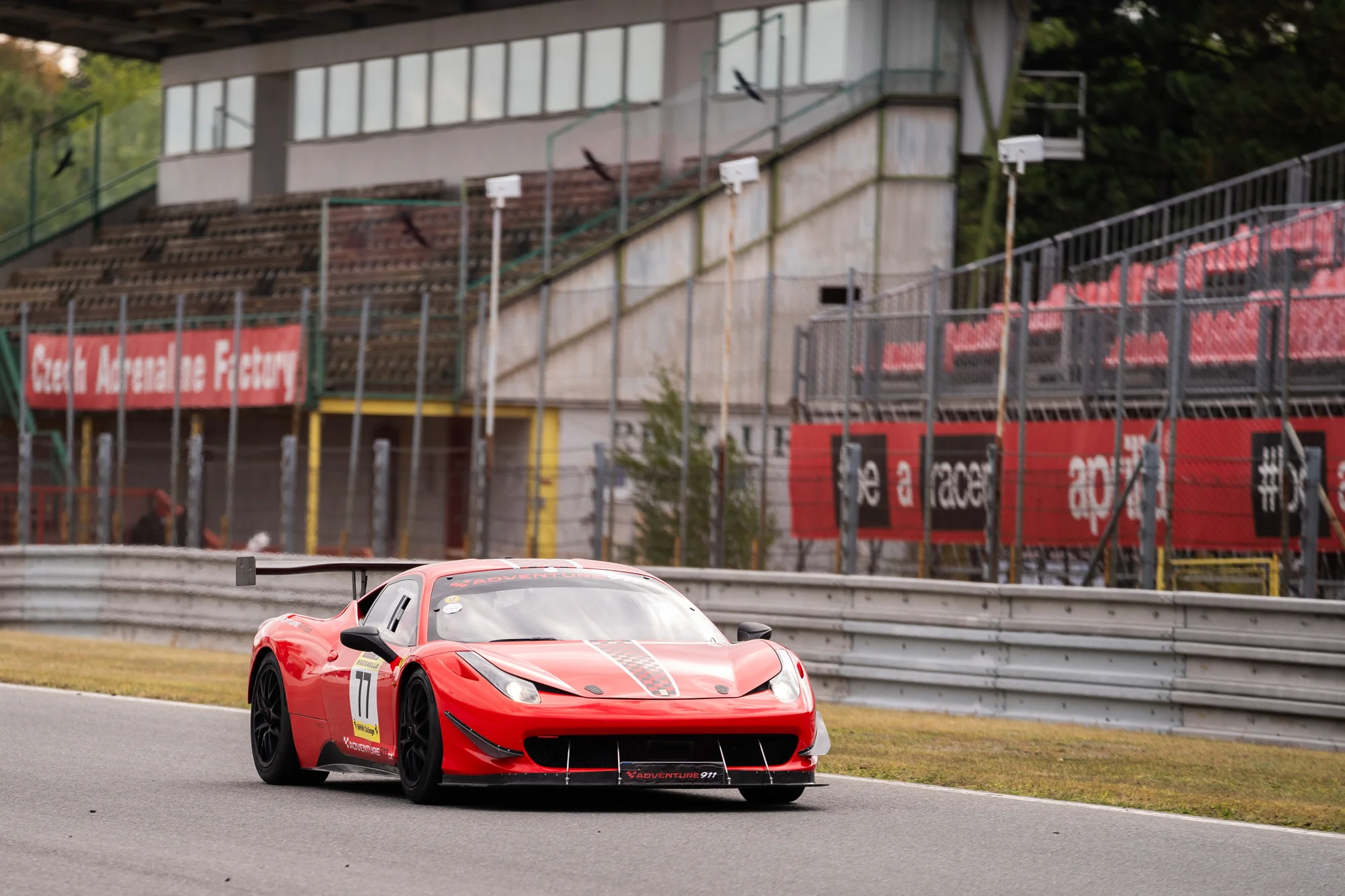Spolujízda ve Ferrari 458 Evo na závodním okruhu v Brně či Mostě: 1–3 kola