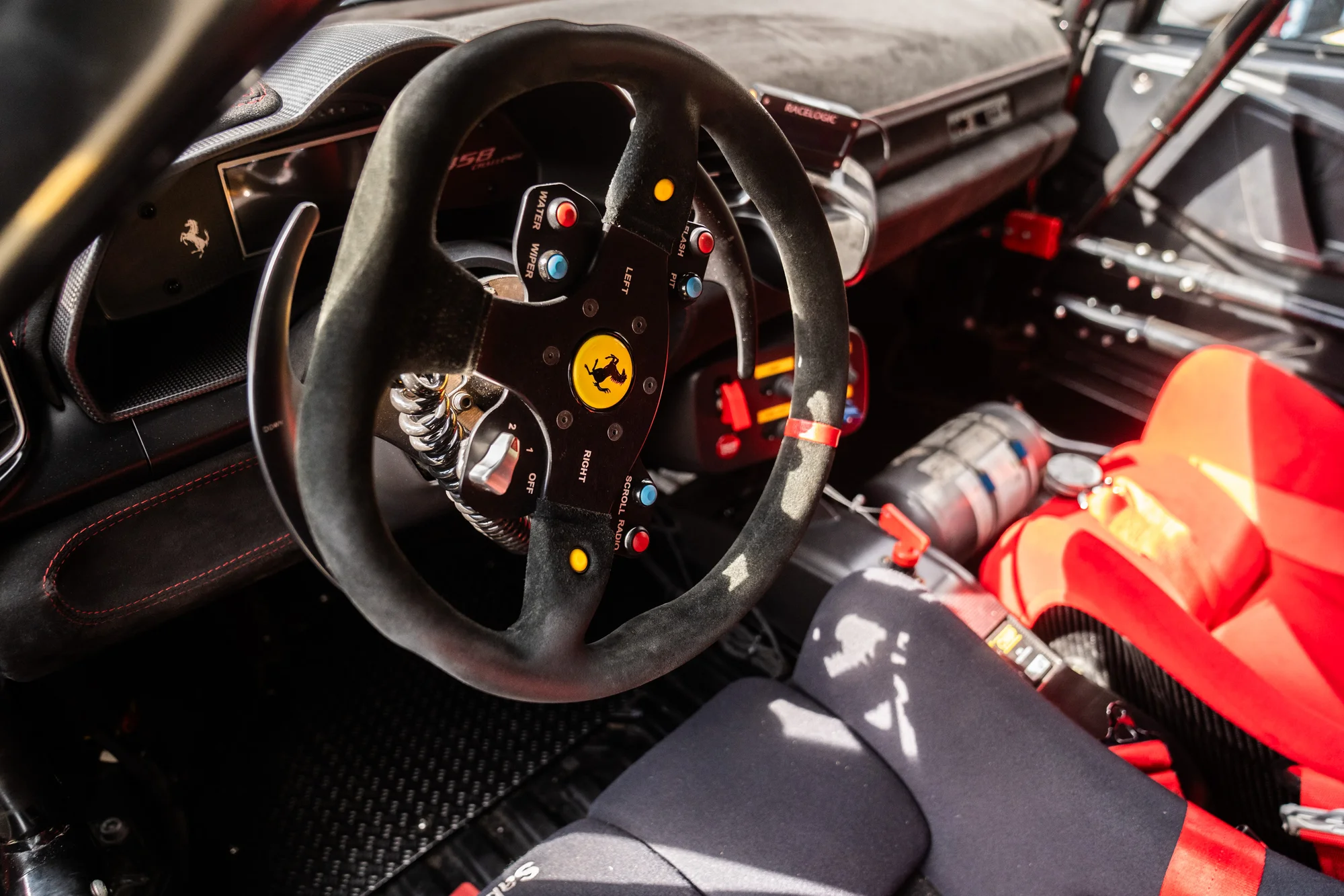 Spolujízda ve Ferrari 458 Evo na závodním okruhu v Brně či Mostě: 1–3 kola