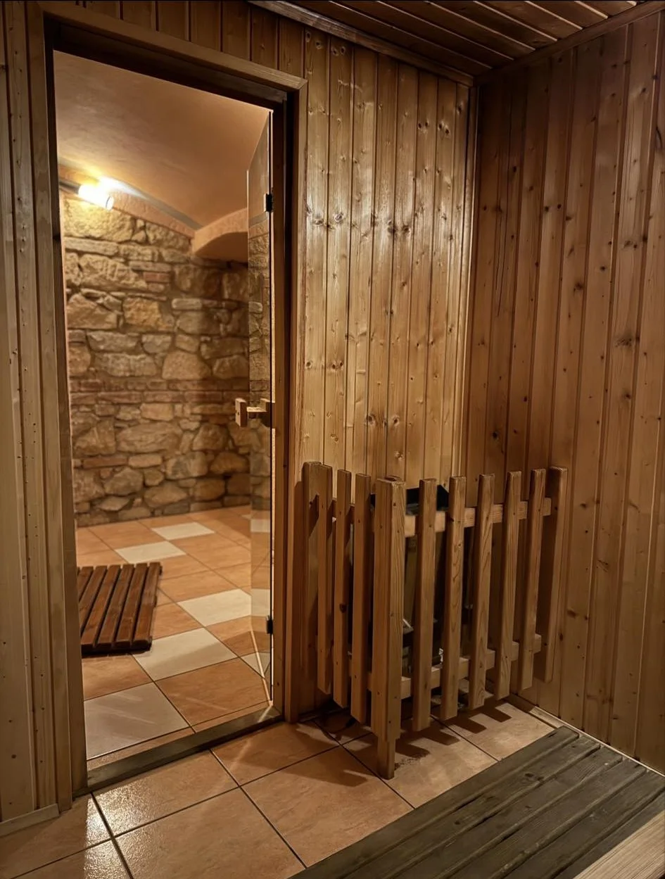 Privátní relax: finská sauna na 2 hod. a láhev vína pro 2 osoby