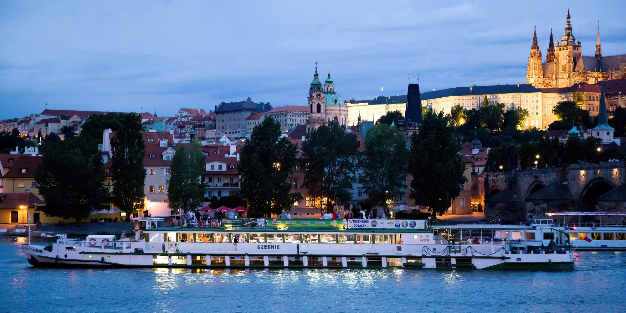 Svatomartinská plavba po Vltavě s jídlem a vínem i cimbálovkou