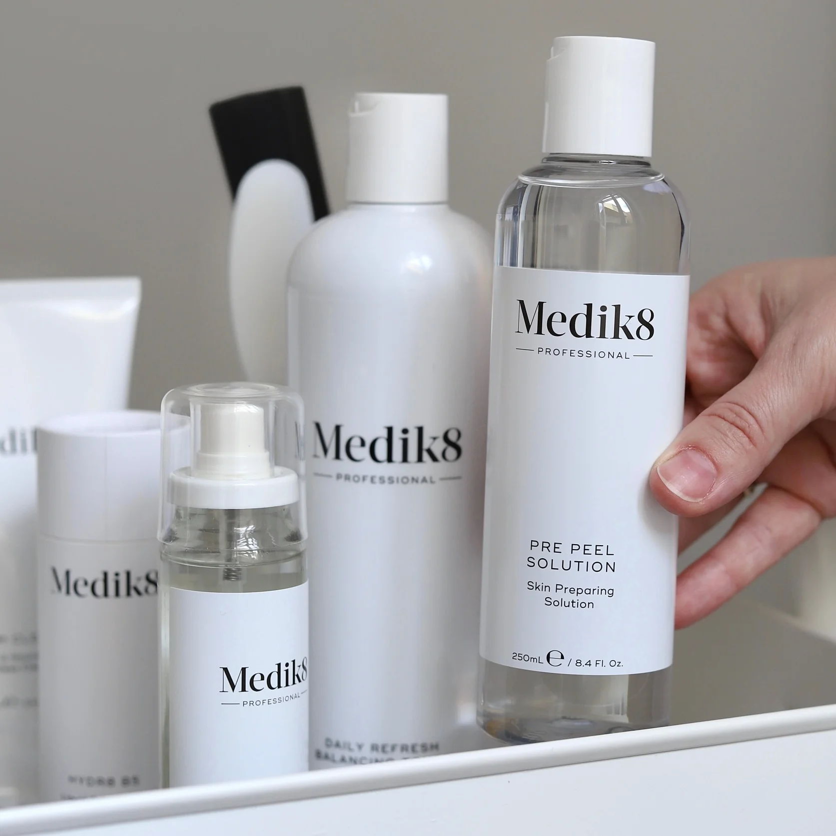 Péče pro všechny typy pleti: chemický peeling, masáž, karboxyterapie i mikrojehličkování