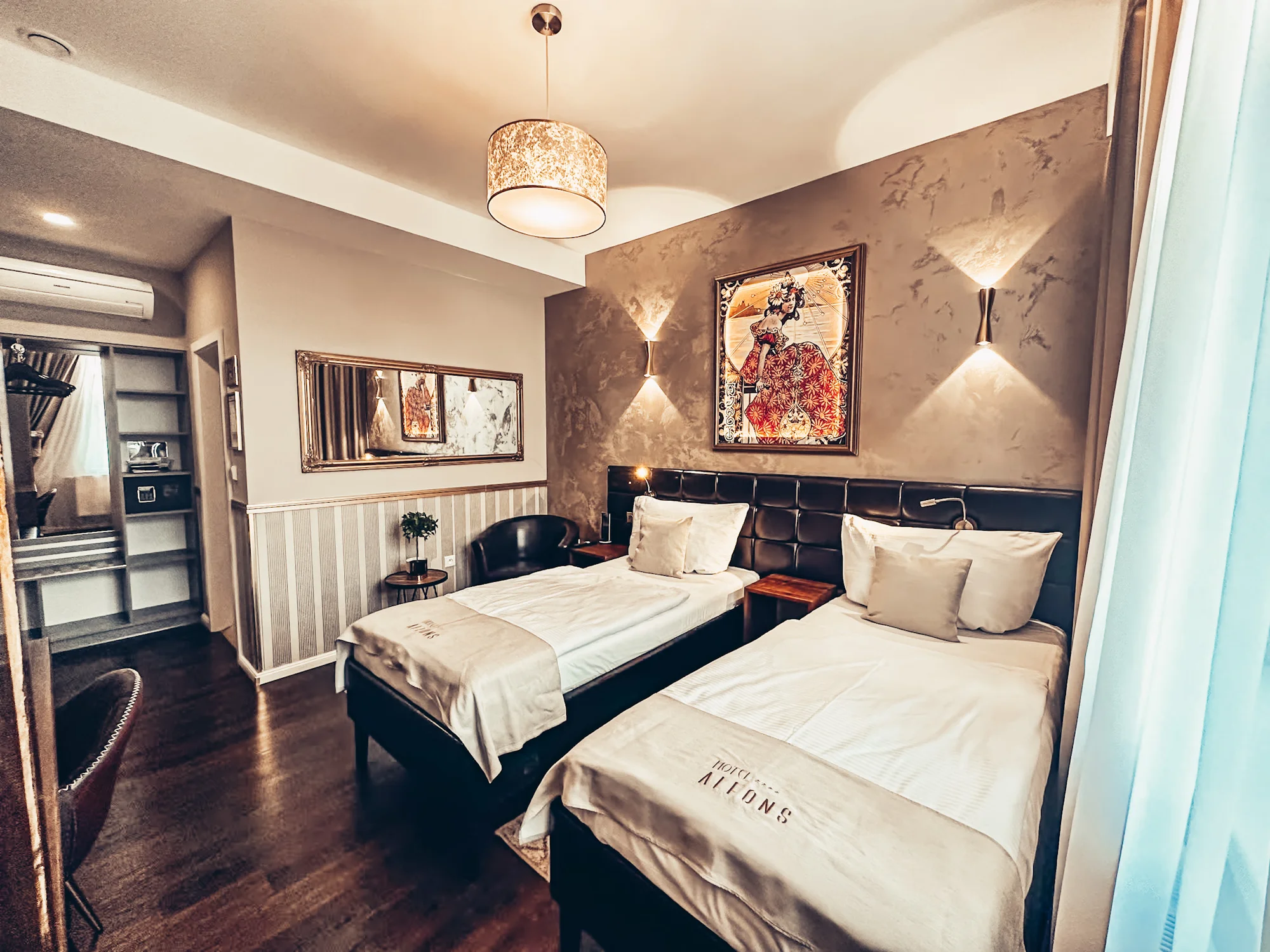 S láskou do Prahy: 4* hotel v centru, snídaně, romantický večer na lodi
