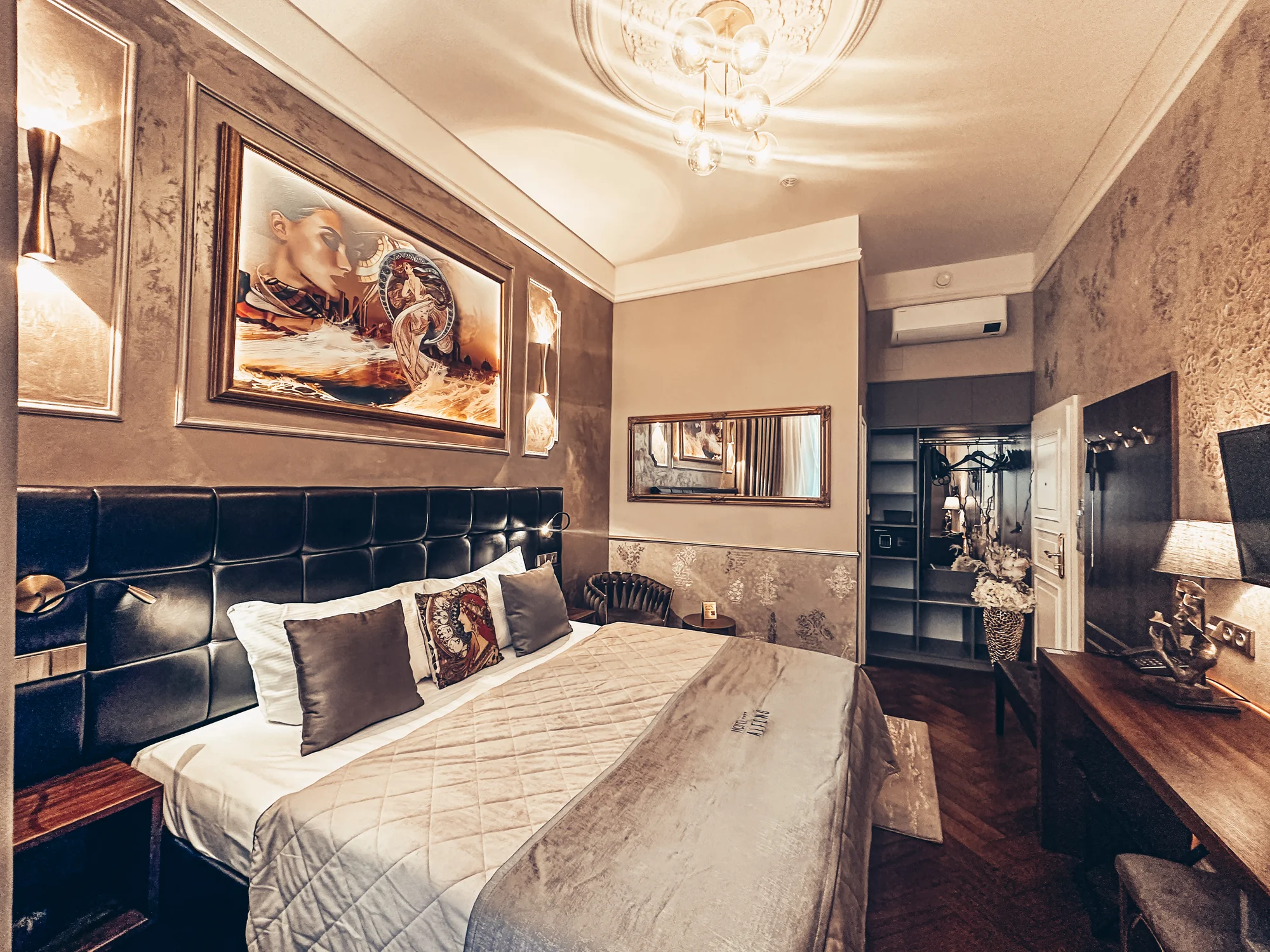 S láskou do Prahy: 4* hotel v centru, snídaně, romantický večer na lodi