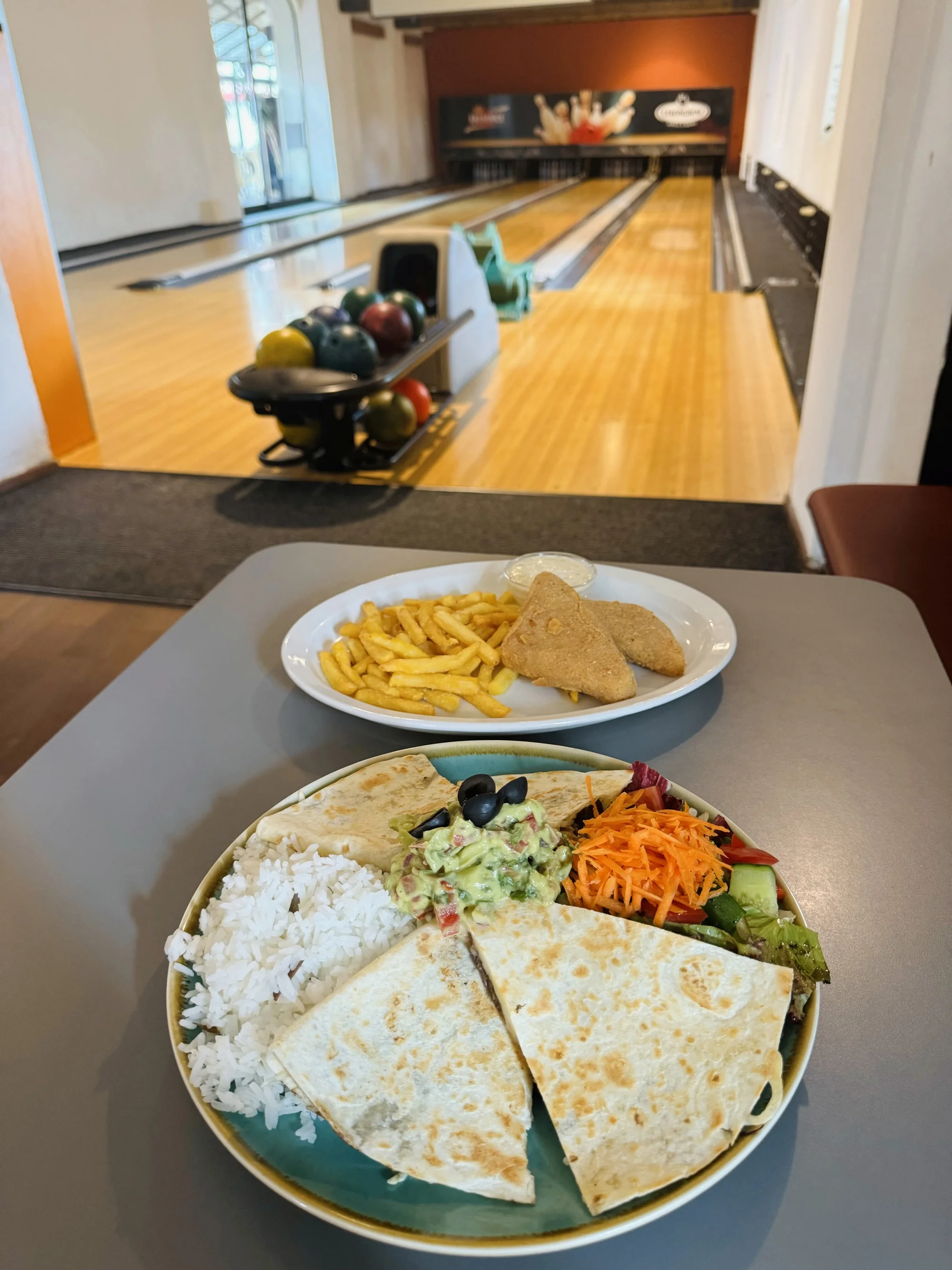 Pronájem bowlingové dráhy na 2 hodiny a tatarák, burger, smažák či quesadilla pro 4 hráče na Ladronce