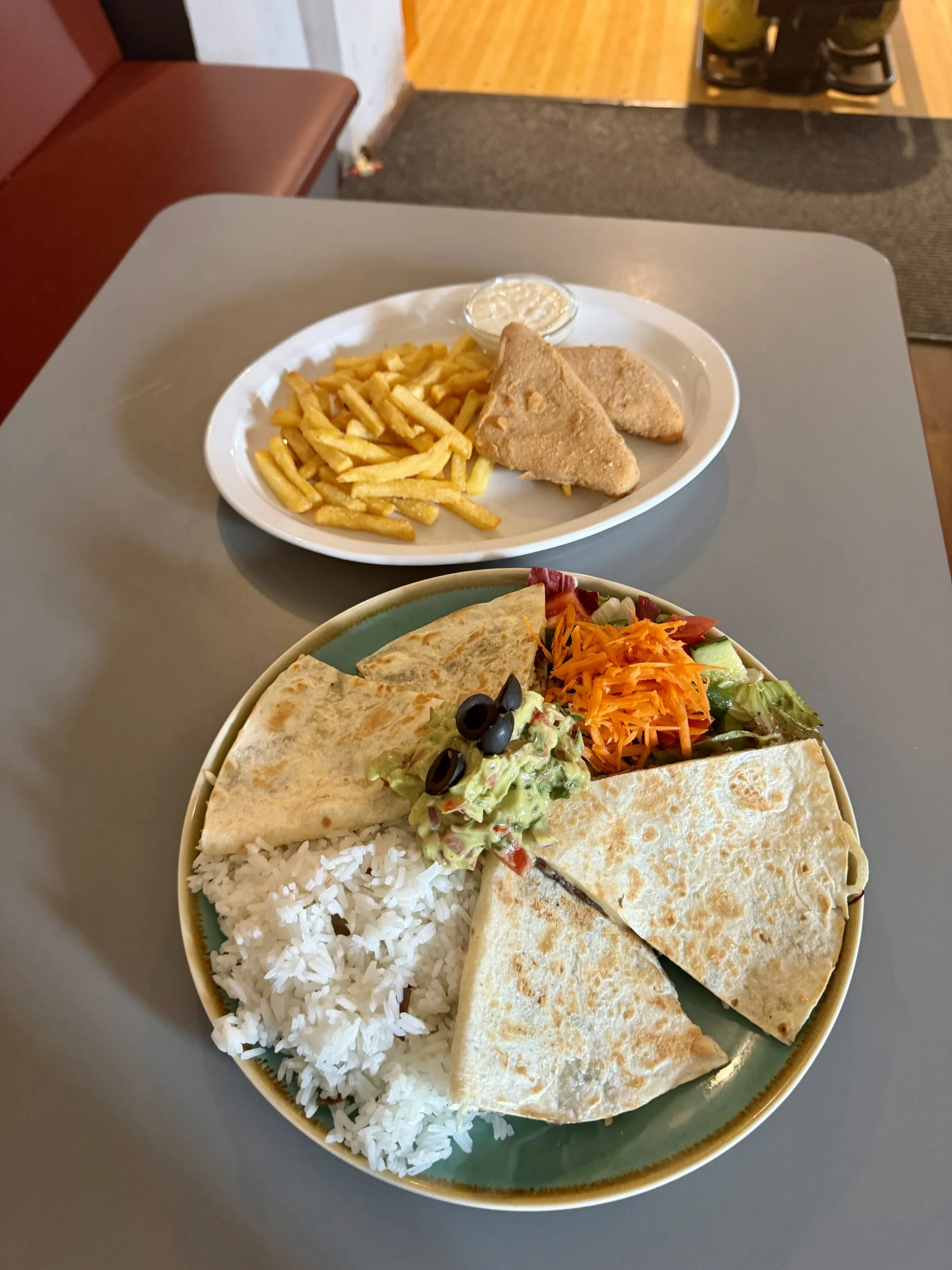 Pronájem bowlingové dráhy na 2 hodiny a tatarák, burger, smažák či quesadilla pro 4 hráče na Ladronce