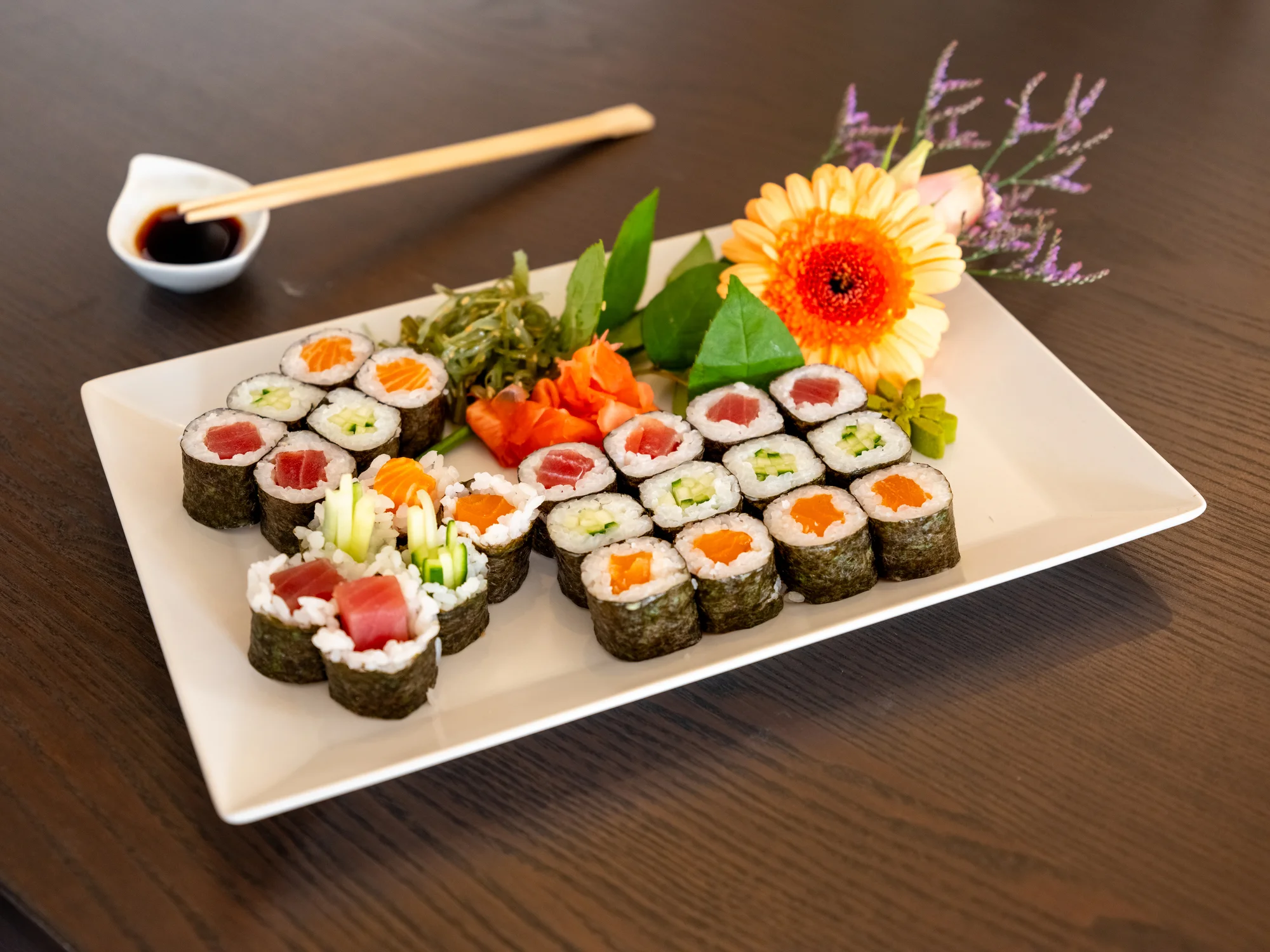 Sushi sety s maki, nigiri, krevetami na špejli i smaženými rolkami: 24-49 ks
