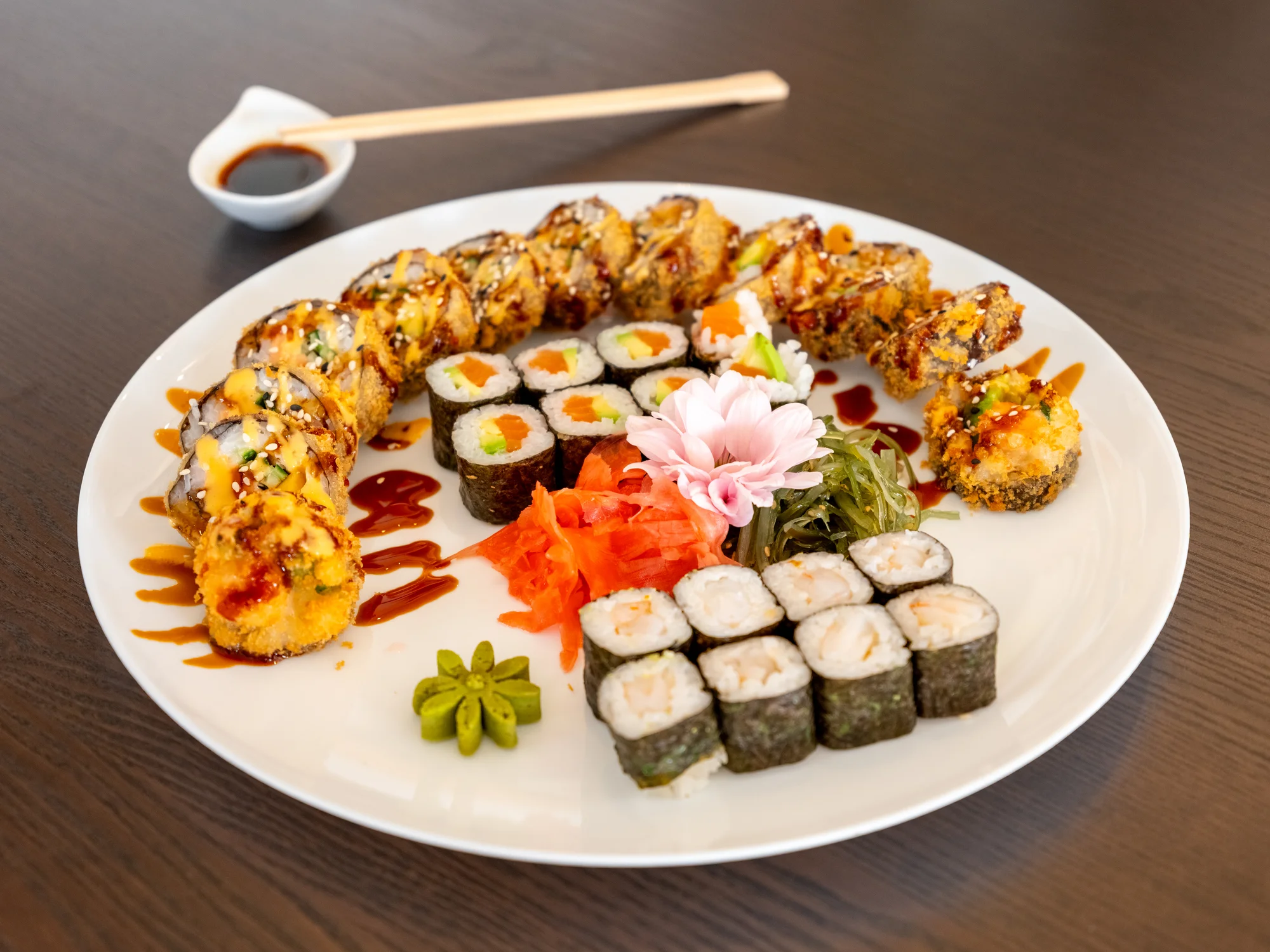 Sushi sety s maki, nigiri, krevetami na špejli i smaženými rolkami: 24-49 ks