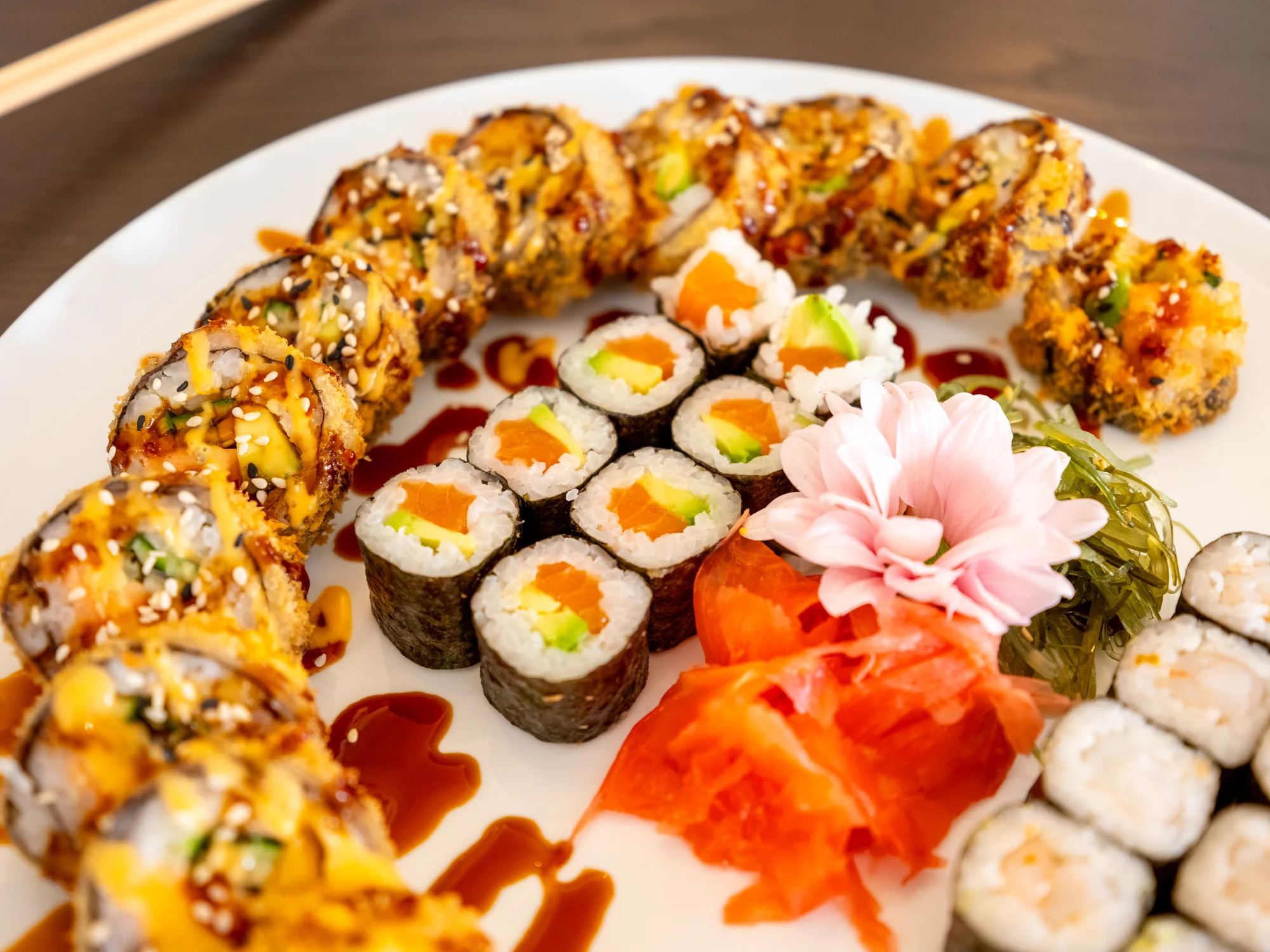 Sushi sety s maki, nigiri, krevetami na špejli i smaženými rolkami: 24-49 ks