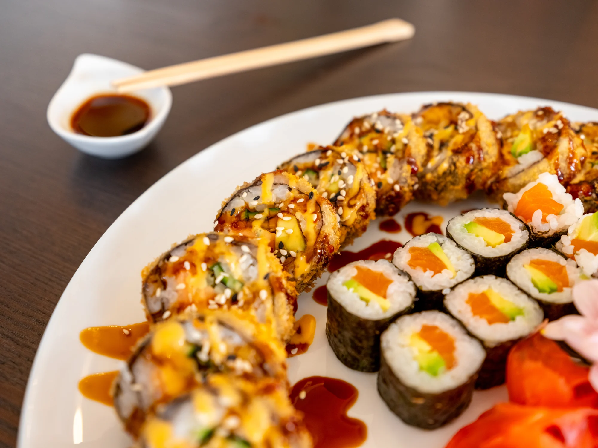 Sushi sety s maki, nigiri, krevetami na špejli i smaženými rolkami: 24-49 ks