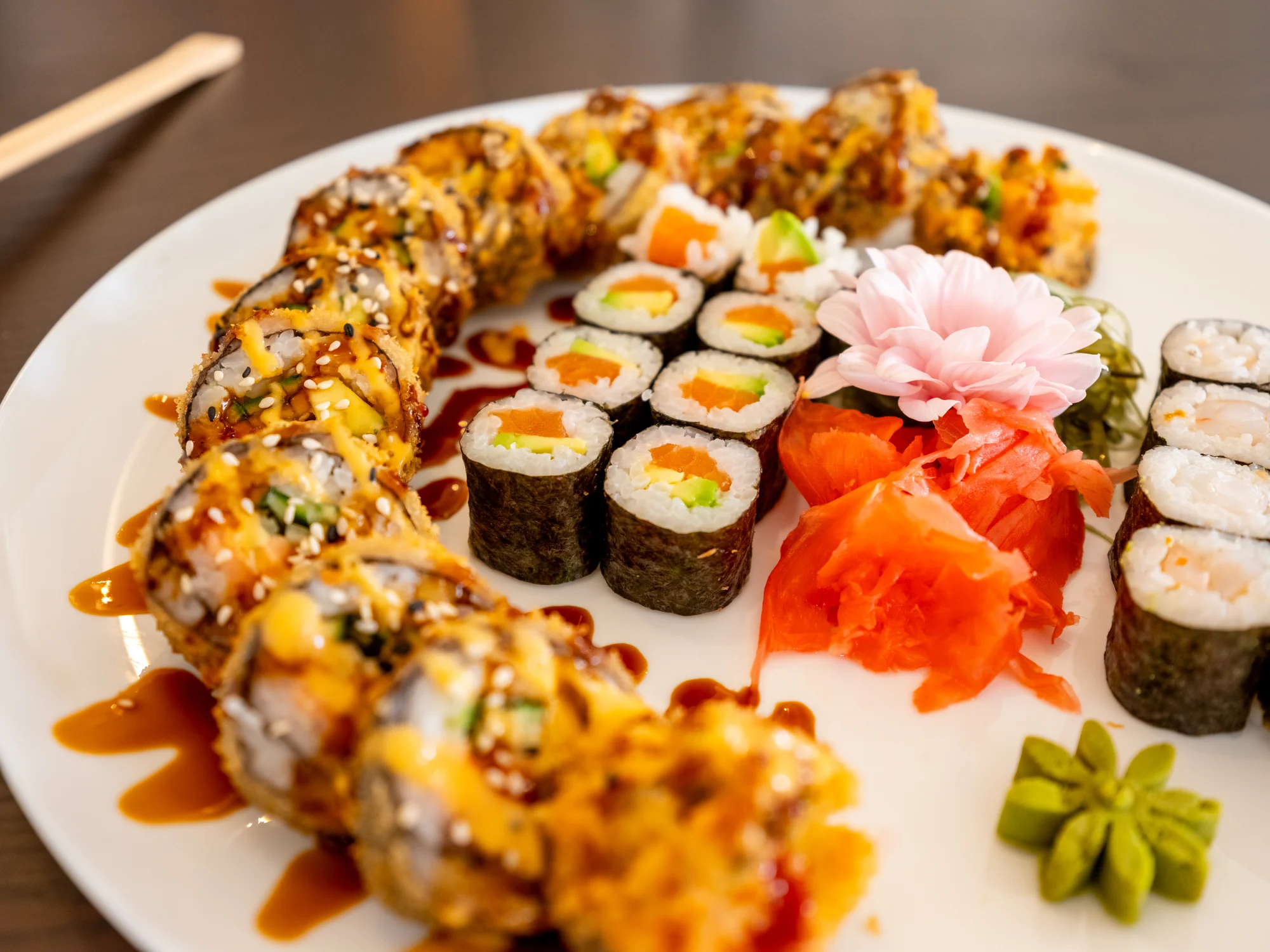 Sushi sety s maki, nigiri, krevetami na špejli i smaženými rolkami: 24-49 ks