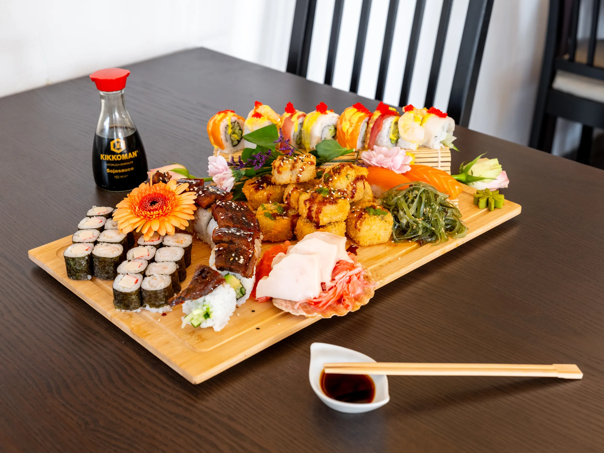 Sushi sety s maki, nigiri, krevetami na špejli i smaženými rolkami: 24-49 ks