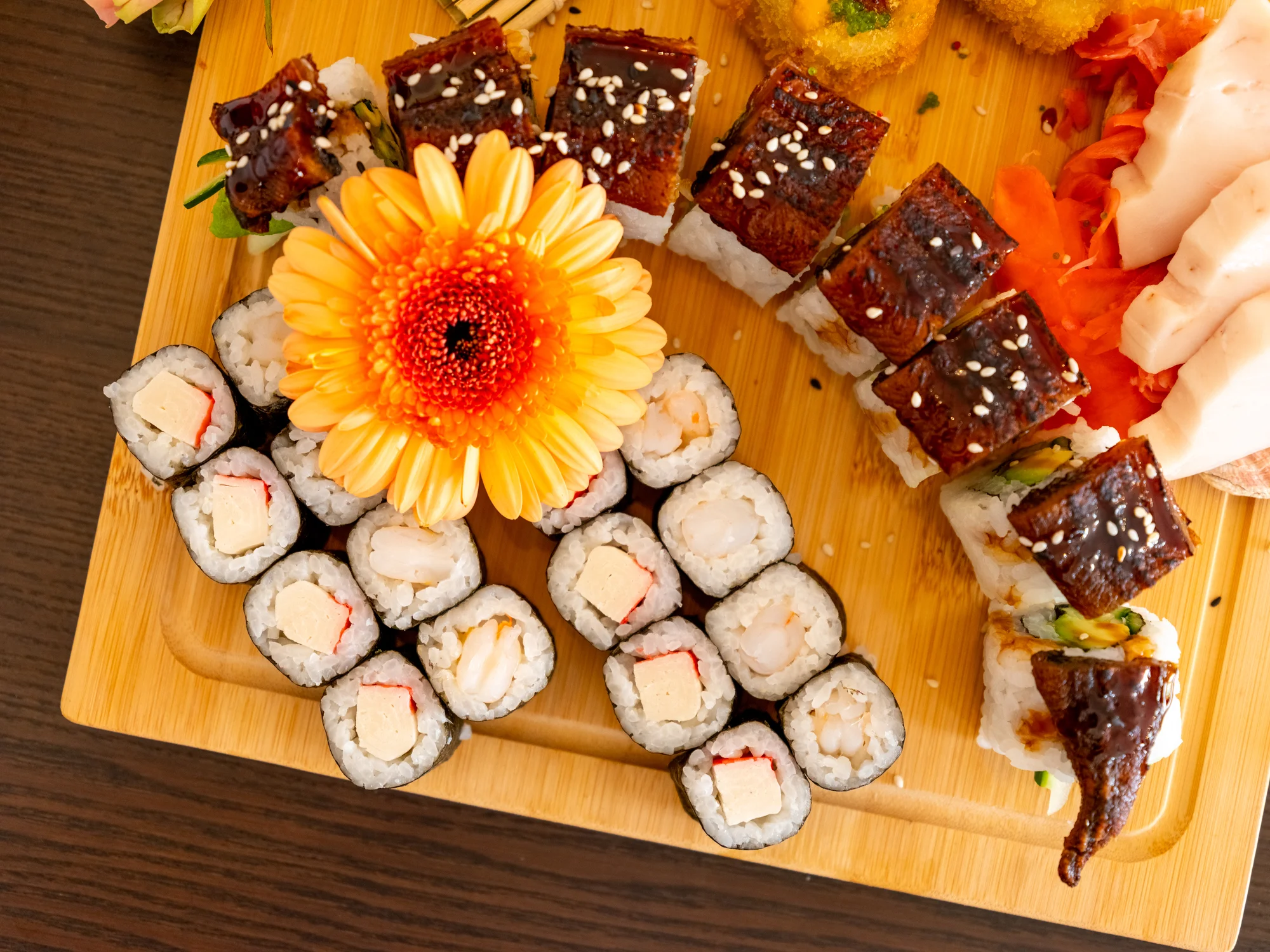 Sushi sety s maki, nigiri, krevetami na špejli i smaženými rolkami: 24-49 ks