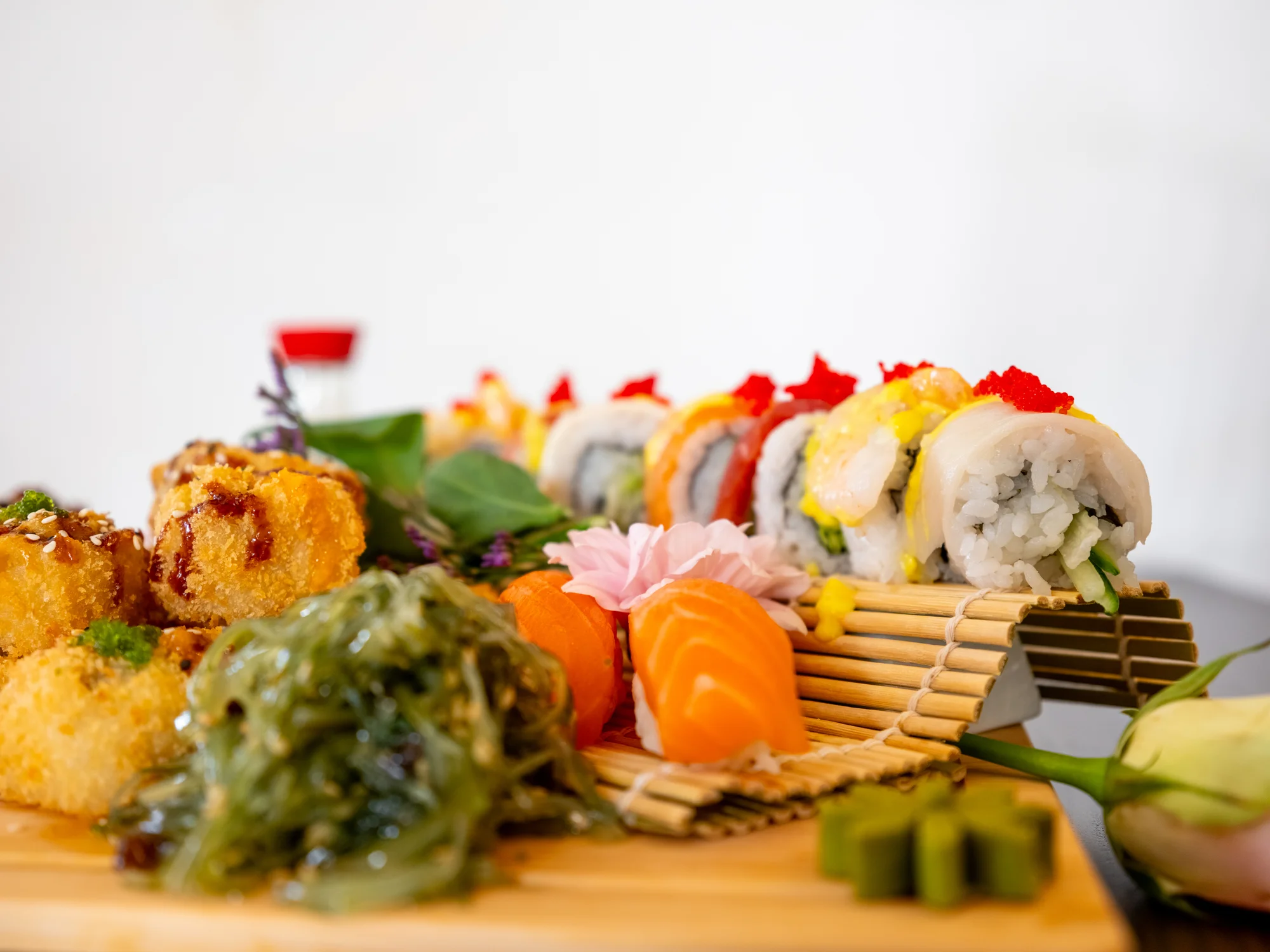 Sushi sety s maki, nigiri, krevetami na špejli i smaženými rolkami: 24-49 ks