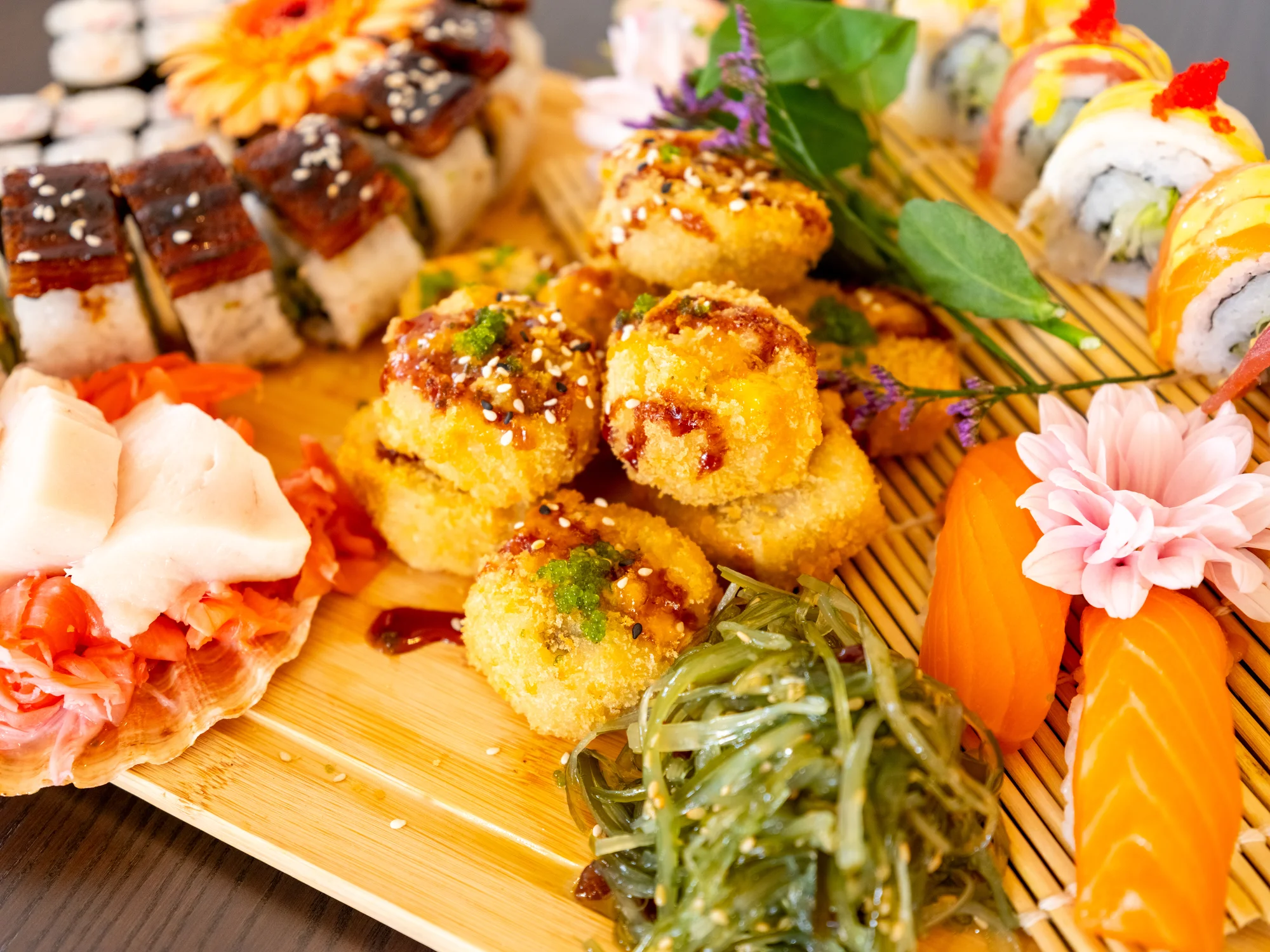 Sushi sety s maki, nigiri, krevetami na špejli i smaženými rolkami: 24-49 ks