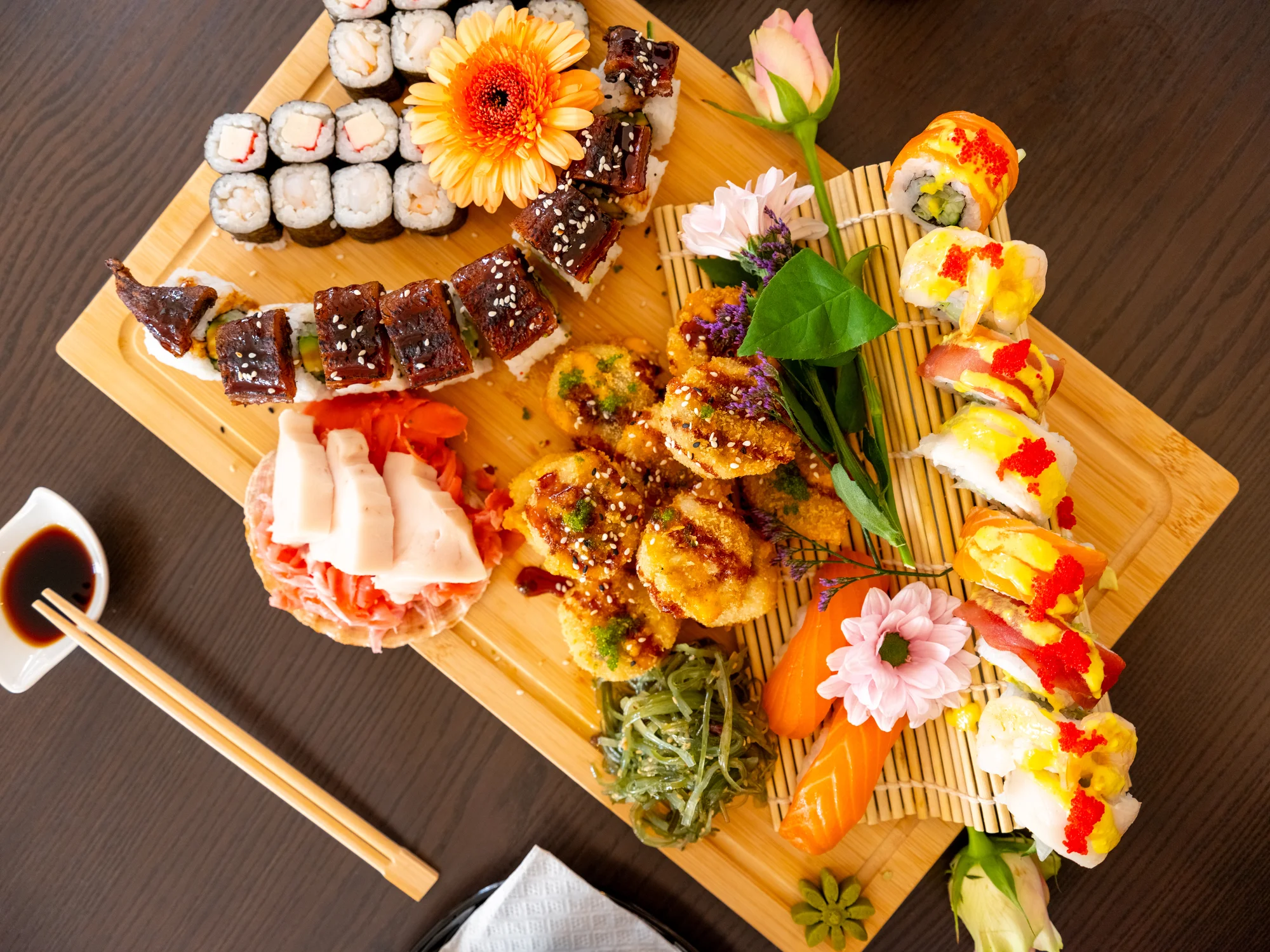 Sushi sety s maki, nigiri, krevetami na špejli i smaženými rolkami: 24-49 ks
