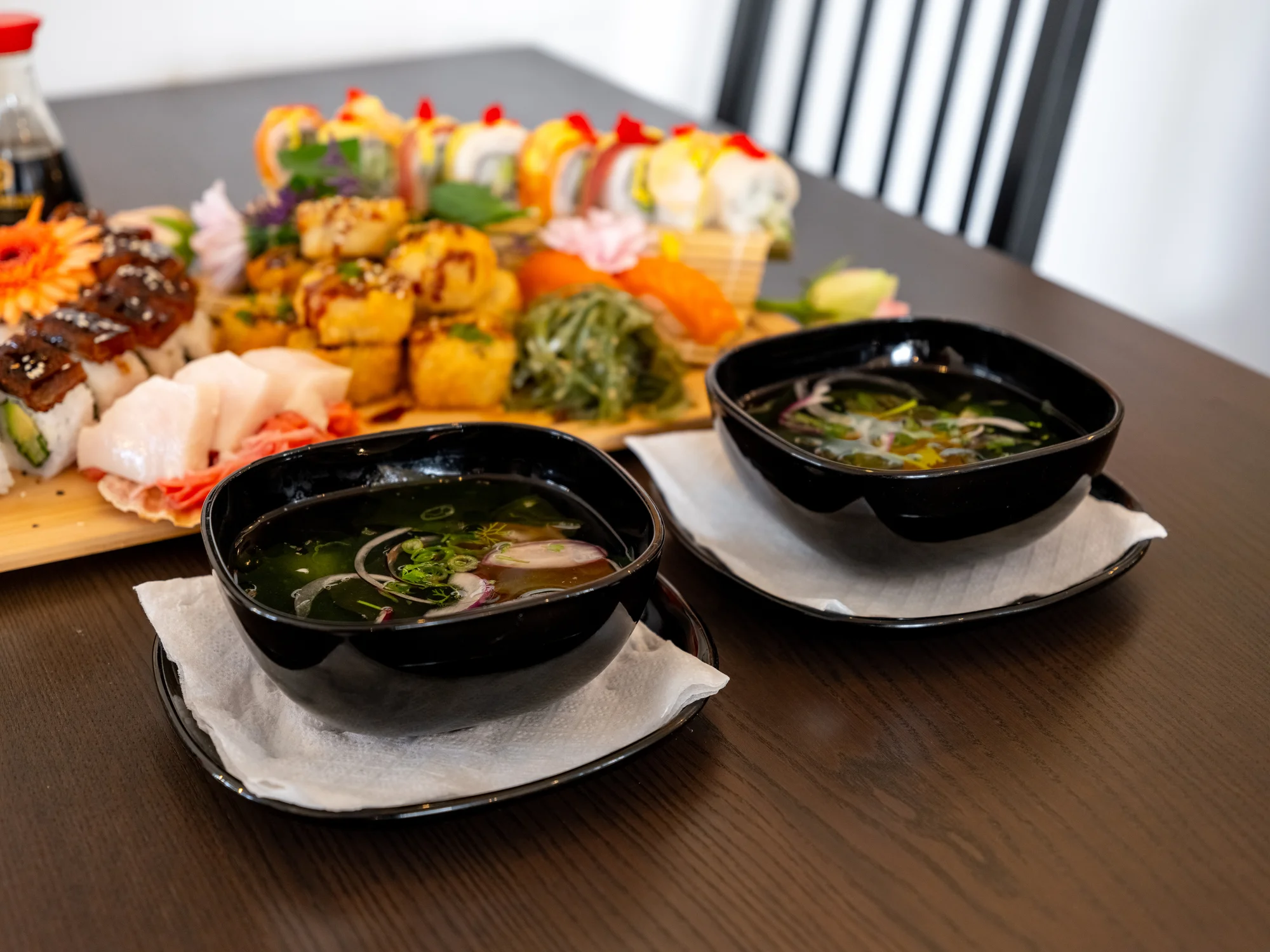 Sushi sety s maki, nigiri, krevetami na špejli i smaženými rolkami: 24-49 ks