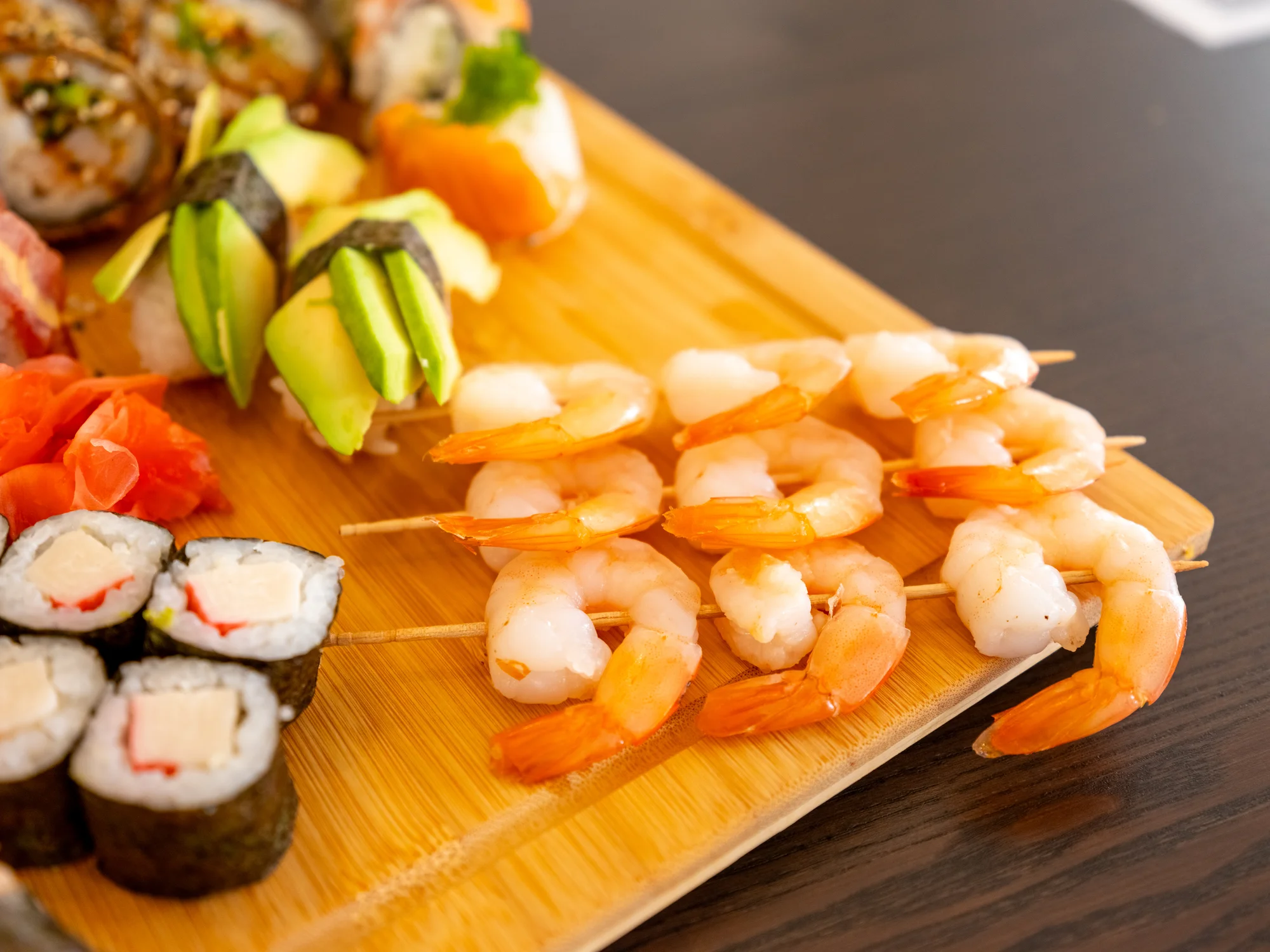 Sushi sety s maki, nigiri, krevetami na špejli i smaženými rolkami: 24-49 ks