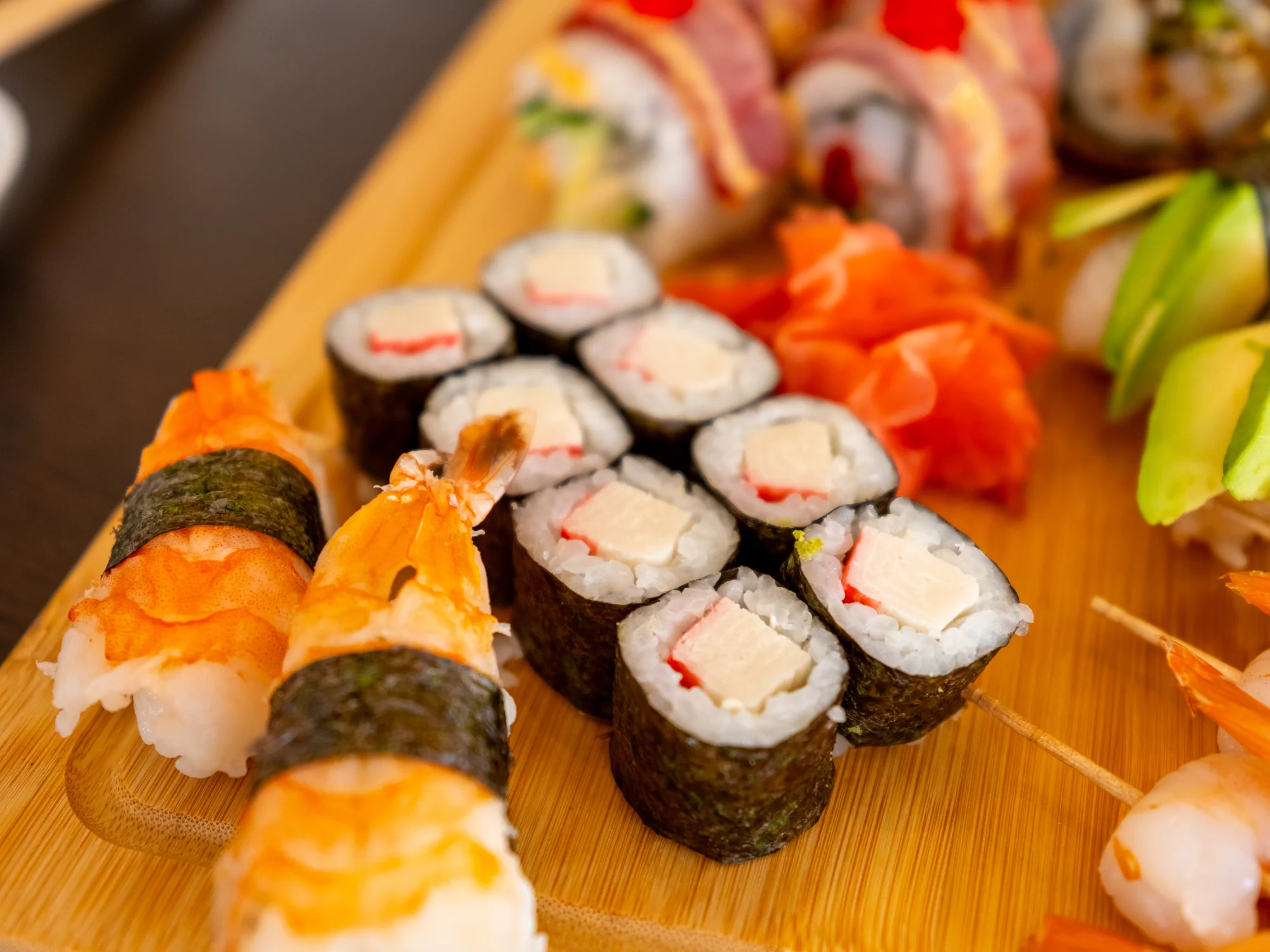 Sushi sety s maki, nigiri, krevetami na špejli i smaženými rolkami: 24-49 ks