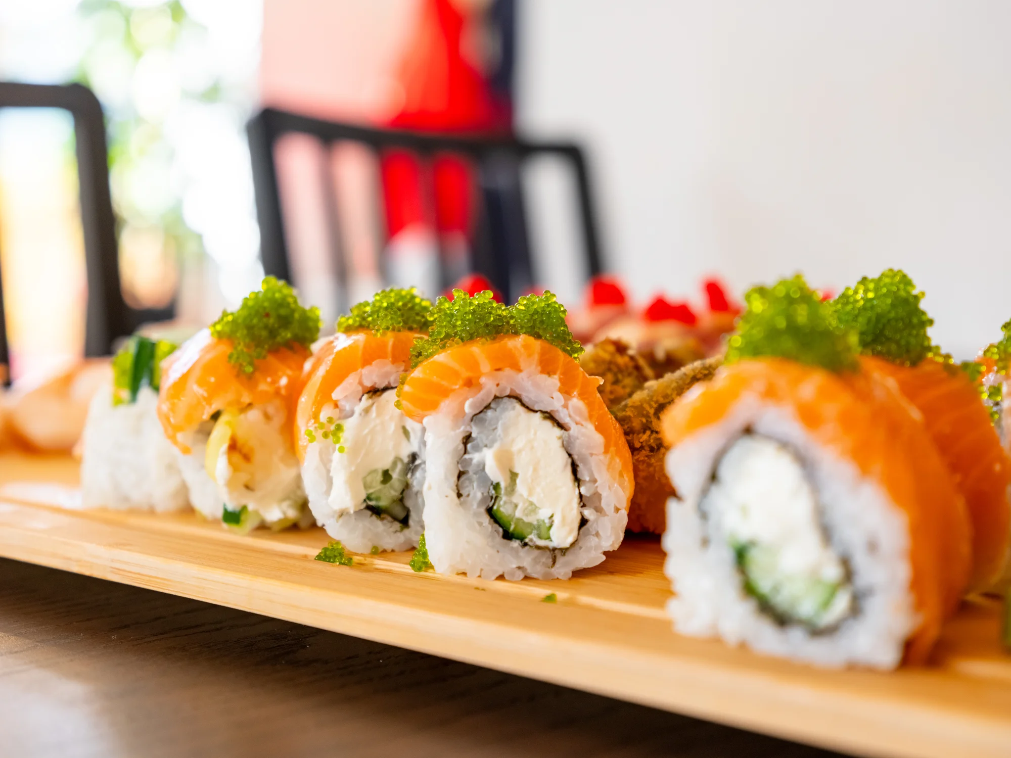 Sushi sety s maki, nigiri, krevetami na špejli i smaženými rolkami: 24-49 ks