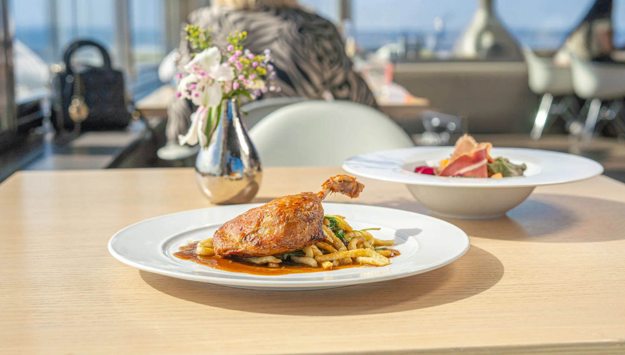 Oběd s parádním výhledem: menu v Žižkovské věži a vstup na vyhlídku pro 1 osobu